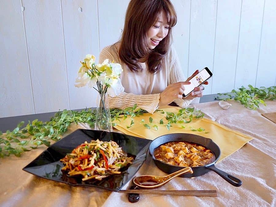 こままりえさんのインスタグラム写真 - (こままりえInstagram)「✴︎ Google assistant × seven meal kit😋 .  先日イベントで  Googleアシスタントを使って  セブンイレブンの #ミールキット を  はじめて注文してみました☺️✌️ .  自分のスマホで手が離せない時や  時間がない時でも声でミールキットが  簡単に注文できるなんて画期的〜✨ .  #セブンミールキット の実演があって  人気の豚ロースの #生姜焼き と  牛肉で作る #肉じゃが の作り方を見たけど  材料が最初から刻まれたり  下茹でされていたりするから #本格料理 が カンタン20分で完成してビックリ✨✨ 年会費無料で必要な分だけ注文できたり  ゴミがでないから後片付けもラクチン🎶 .  #妊娠中 は日によって  食事の準備が面倒な時もあるから  そういったときに  さくっと利用するのが良いかも😉✨ . いまGoogleアシスタントで  7iDをアカウント連携すると  #キッチン家電 が当たる豪華キャンペーン中✨  さらに注文すると何度でも200円分の #nanacoポイント がもらえるそう☺️ . #セブンのミールキット #Googleアシスタント #セブンイレブン #Google #PR #時短 #時短料理 #セブンイレブンにつないで #店舗受取り #近くて便利 #セブン #セブンイレブン #seveneleven #セブンミール #自炊 #料理 #手作り #プレゼント #プレゼント企画 #やっぱり手作り料理が一番だ」4月1日 20時41分 - komamarie