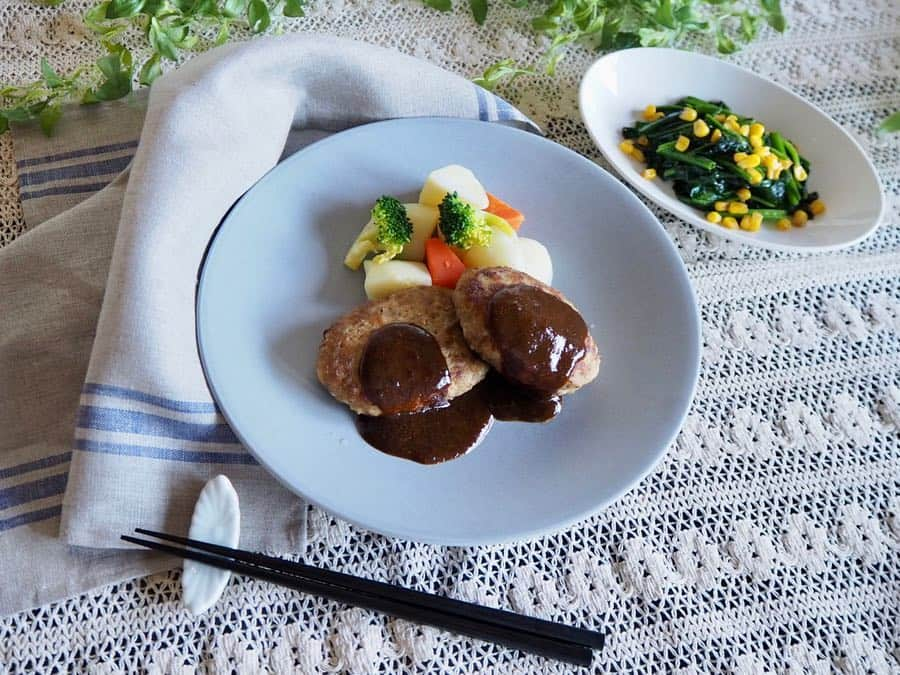 こままりえさんのインスタグラム写真 - (こままりえInstagram)「✴︎ Google assistant × seven meal kit😋 .  先日イベントで  Googleアシスタントを使って  セブンイレブンの #ミールキット を  はじめて注文してみました☺️✌️ .  自分のスマホで手が離せない時や  時間がない時でも声でミールキットが  簡単に注文できるなんて画期的〜✨ .  #セブンミールキット の実演があって  人気の豚ロースの #生姜焼き と  牛肉で作る #肉じゃが の作り方を見たけど  材料が最初から刻まれたり  下茹でされていたりするから #本格料理 が カンタン20分で完成してビックリ✨✨ 年会費無料で必要な分だけ注文できたり  ゴミがでないから後片付けもラクチン🎶 .  #妊娠中 は日によって  食事の準備が面倒な時もあるから  そういったときに  さくっと利用するのが良いかも😉✨ . いまGoogleアシスタントで  7iDをアカウント連携すると  #キッチン家電 が当たる豪華キャンペーン中✨  さらに注文すると何度でも200円分の #nanacoポイント がもらえるそう☺️ . #セブンのミールキット #Googleアシスタント #セブンイレブン #Google #PR #時短 #時短料理 #セブンイレブンにつないで #店舗受取り #近くて便利 #セブン #セブンイレブン #seveneleven #セブンミール #自炊 #料理 #手作り #プレゼント #プレゼント企画 #やっぱり手作り料理が一番だ」4月1日 20時41分 - komamarie