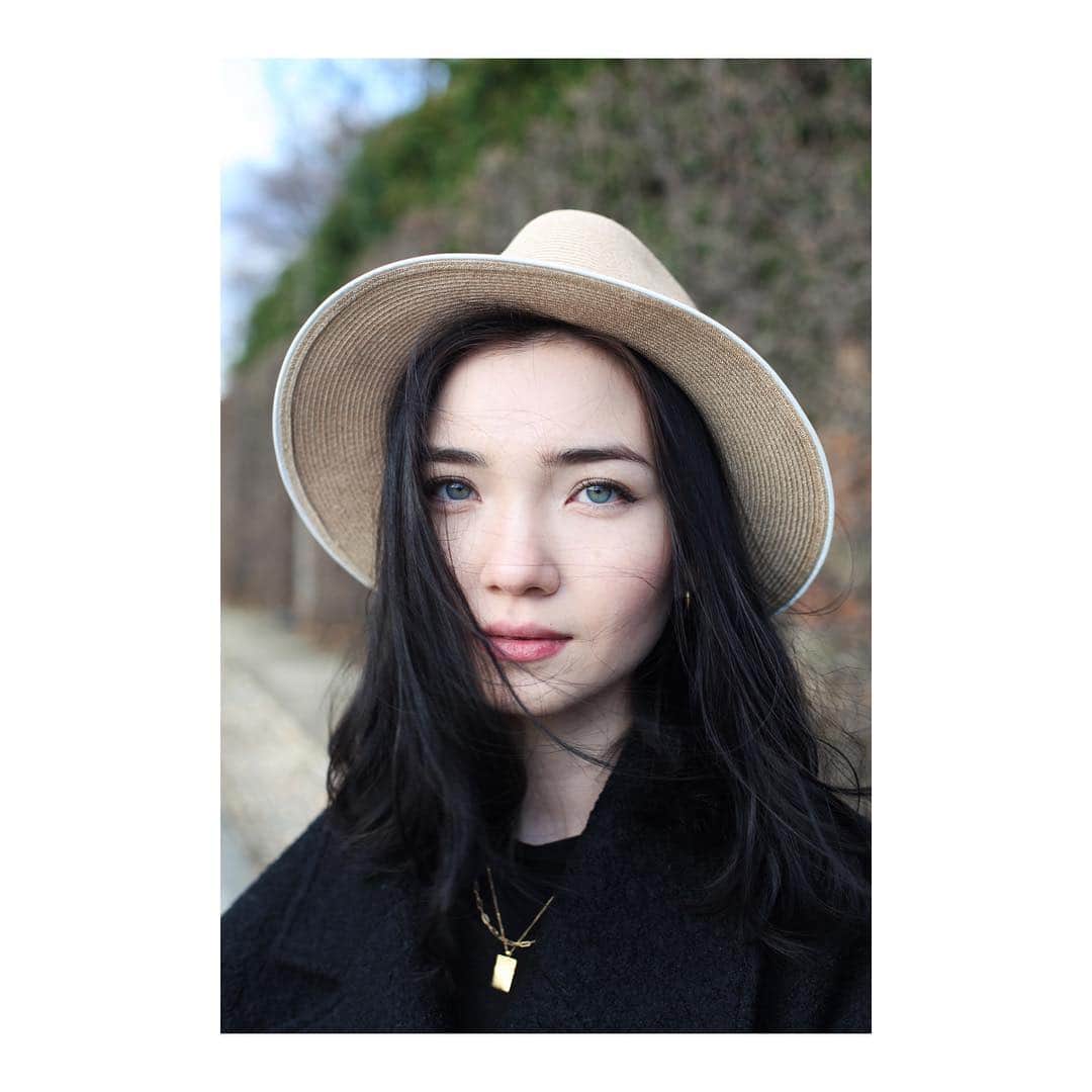 のインスタグラム：「Mühlbauer | #ss19 ▪️ @aya_shalkar and ART GRAF 2/3 This #hat is an elegant, yet uncomplicated #travellerhat - made from an elastic #hempbraid . The reflective piping along the edge of the brim is reminiscent of the #signal effect and visibility of headwear often worn by manual labourers.  #summerfashion #hatmaker」