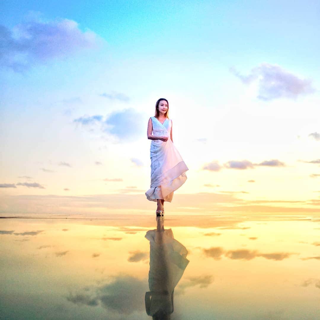 Nicole Chenのインスタグラム：「Standing peacefully admiring the beautiful scenery #bali #wedding #beautiful #bvlgari #bvlgariresort Clothes by @covetella Sony Lens 70/200mm @sonysingapore Photographer : @balisnapshots @karunaad Team : @trs.25 and @joanalexandras」