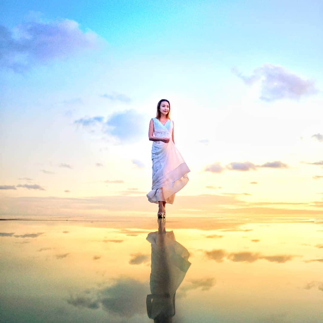 Nicole Chenさんのインスタグラム写真 - (Nicole ChenInstagram)「Standing peacefully admiring the beautiful scenery #bali #wedding #beautiful #bvlgari #bvlgariresort Clothes by @covetella Sony Lens 70/200mm @sonysingapore Photographer : @balisnapshots @karunaad Team : @trs.25 and @joanalexandras」4月1日 20時49分 - nicolechen.tv