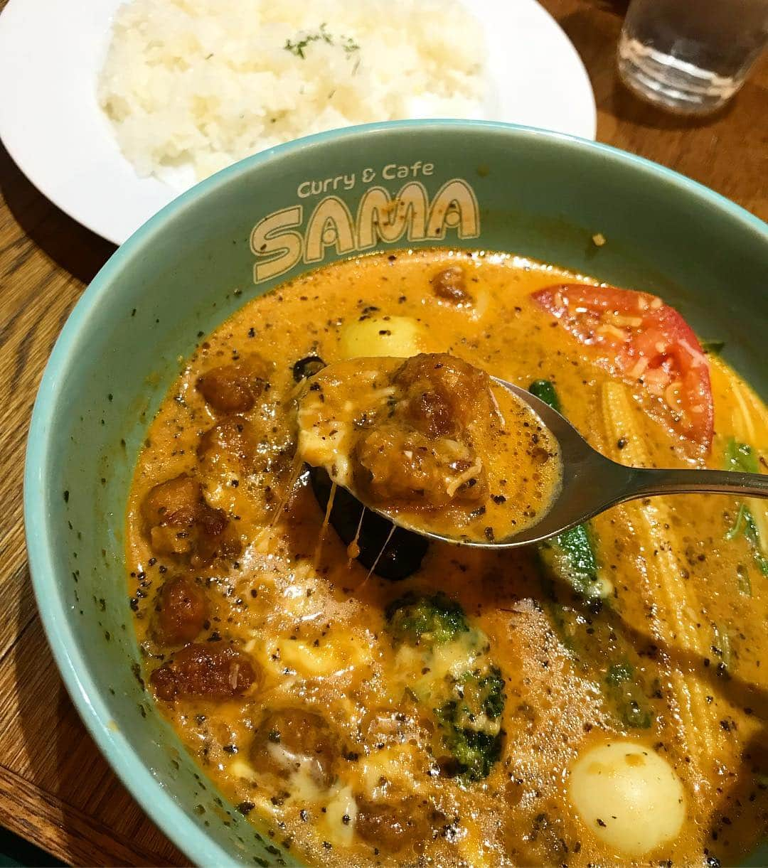 田中セシルさんのインスタグラム写真 - (田中セシルInstagram)「鶏軟骨とダブルチーズの彩り野菜カレー ココナッツスープ 辛さ3 にんじん→アスパラに変更  #これやばい #SAMA #サマ #スープカレー #soupcurry #ダブルチーズ #doublecheese #鶏なんこつ #鶏軟骨の唐揚げ #ココナッツスープ #coconutssoup #SAMA明治神宮前店」4月1日 20時59分 - ceciltanaka