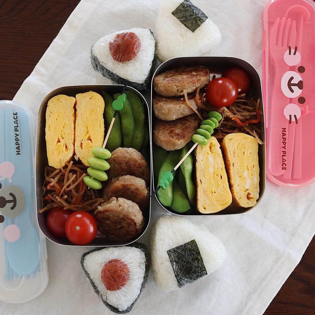 ゆかり/yukariのインスタグラム：「新年度。 初めての学童。初めての学童弁当。 初日は楽しかったようで、とてもよかった。母は気が気でなかったのですが、ひとまず、すこし、安心しました。 弁当は普通。 * * * #おうちごはん #うちごはん #昼ごはん #弁当 #お弁当 #料理 #手料理 #食卓 #自炊 #家庭料理 #料理好きな人と繋がりたい #暮らし #おべんとう #おうちごはんLover #food #japanesefood #foodpic #lunchbox #タベリー #和食 #bento #今日のお弁当 #ていねいな暮らし」