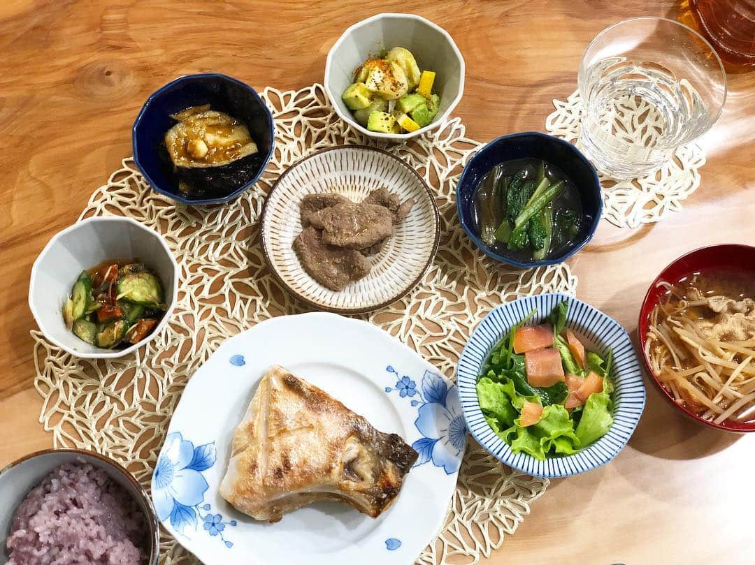 大戸千絵さんのインスタグラム写真 - (大戸千絵Instagram)「お昼にお肉をたくさん食べて あまり量が要らないと言われたので、全部の量を減らしつつ品数は減らさない小鉢攻めです🧚🏼‍♀️*・. ☆Menu☆ ＊ブリカマの塩焼き ＊スモークサーモンのサラダ ＊牛レバーごま塩 ＊うざく ＊ナスの揚げ浸し ＊炙りホタテとアボカドのカルパッチョ ＊小松菜のおひたし ＊えのきともやしと豚の赤だし味噌汁 ＊黒米 . . うざくは、良い国産鰻が売っていたのでやってみました。 お店のみたいで食べられる！と大好評。 中でも茄子は嫌いなのにむしろ美味しく感じたらしい。今日のビッグプロジェクト終了💪🏿💓 ホタテはすこし炙ったように←フライパンで焼いてお刺身用なので、半ナマでカルパッチョにしました。レモンでさっぱり🍋  息子のご飯、、撮ろうと思ったんだけどお風呂上がりにお腹空きまくりの息子に、バタバタおやきをやいて…気づいたころには、なくなってました。ごめんなさい🙏 #福田家の食卓」4月1日 20時53分 - chie_ohto