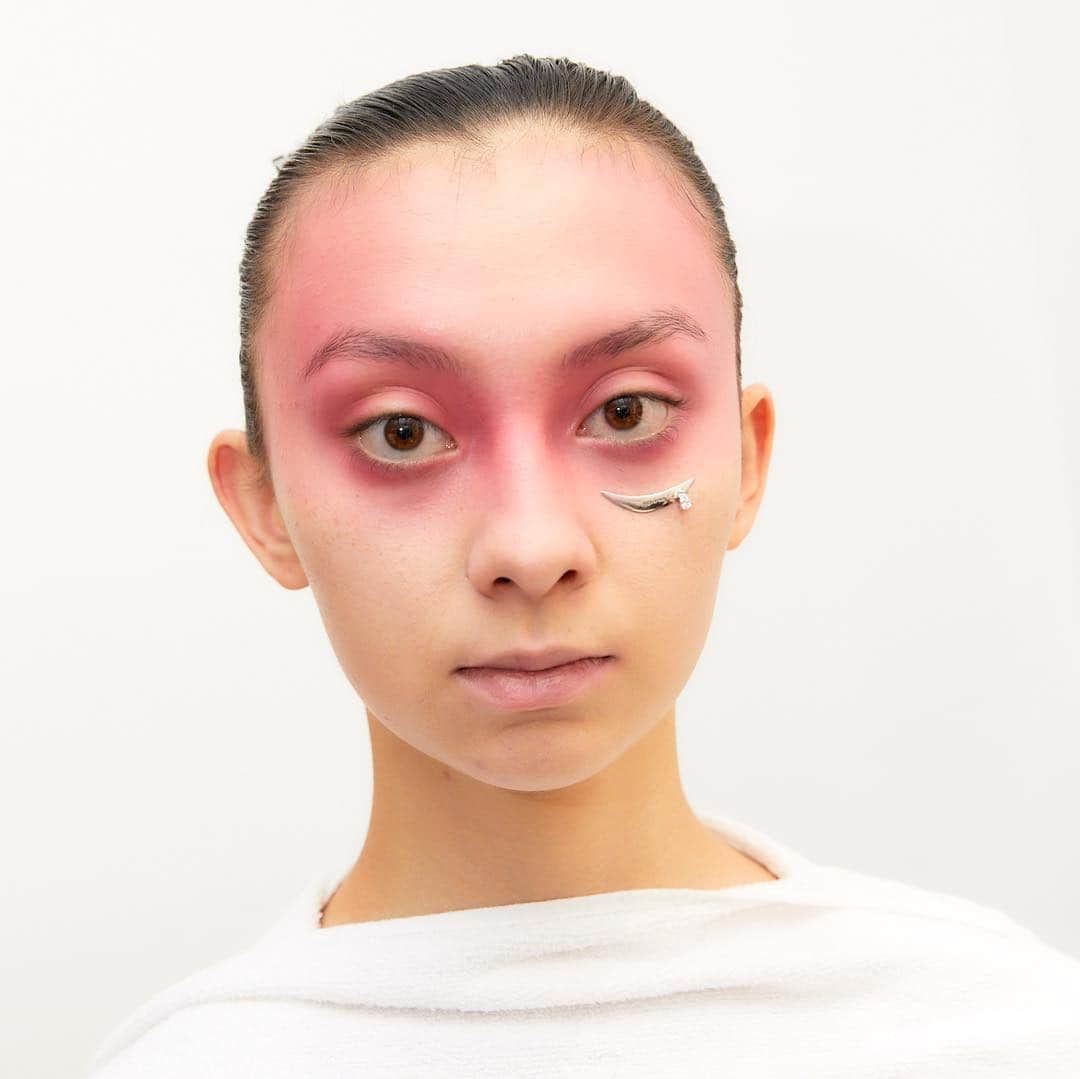 資生堂 さんのインスタグラム写真 - (資生堂 Instagram)「Shanghai Fashion Week  Cough in vain  @coughinvain  #shanghaifashionweek #aw19  #backstage #hair and #makeup  by @shiseido_hma  #headhairstylist by @tadashi.harada  #headmakeupartist by @nannan_makeup  @shiseido #beautyreimagined  #visiblefeelsinvisible  @shiseidopro_official  #shiseidoprofessional  @sabfa_official  #shanghai #fashion #design #fashionphotography  #上海时装周 #时装 #化妆 #发型」4月1日 20時55分 - shiseido_hma