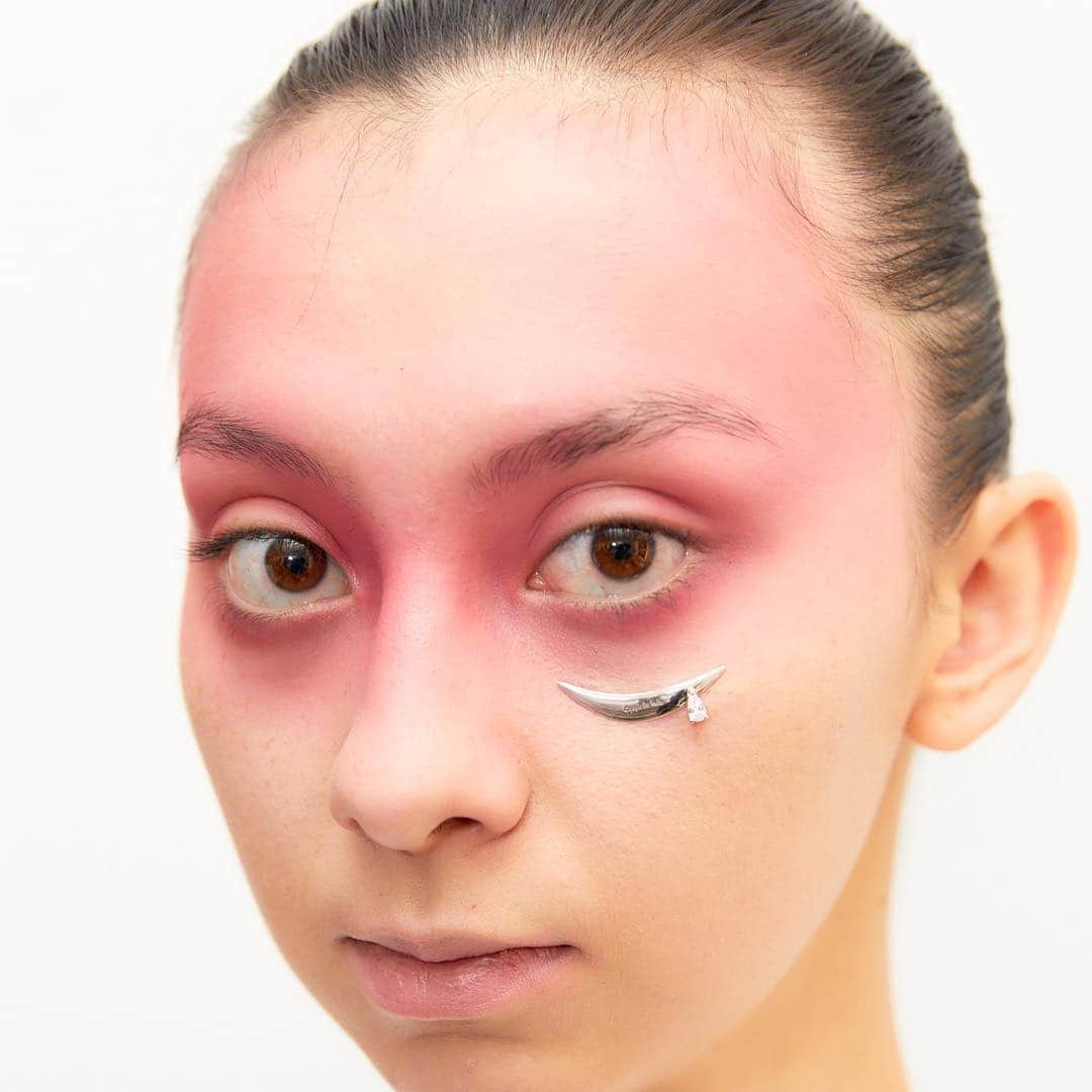 資生堂 さんのインスタグラム写真 - (資生堂 Instagram)「Shanghai Fashion Week  Cough in vain  @coughinvain  #shanghaifashionweek #aw19  #backstage #hair and #makeup  by @shiseido_hma  #headhairstylist by @tadashi.harada  #headmakeupartist by @nannan_makeup  @shiseido #beautyreimagined  #visiblefeelsinvisible  @shiseidopro_official  #shiseidoprofessional  @sabfa_official  #shanghai #fashion #design #fashionphotography  #上海时装周 #时装 #化妆 #发型」4月1日 20時55分 - shiseido_hma