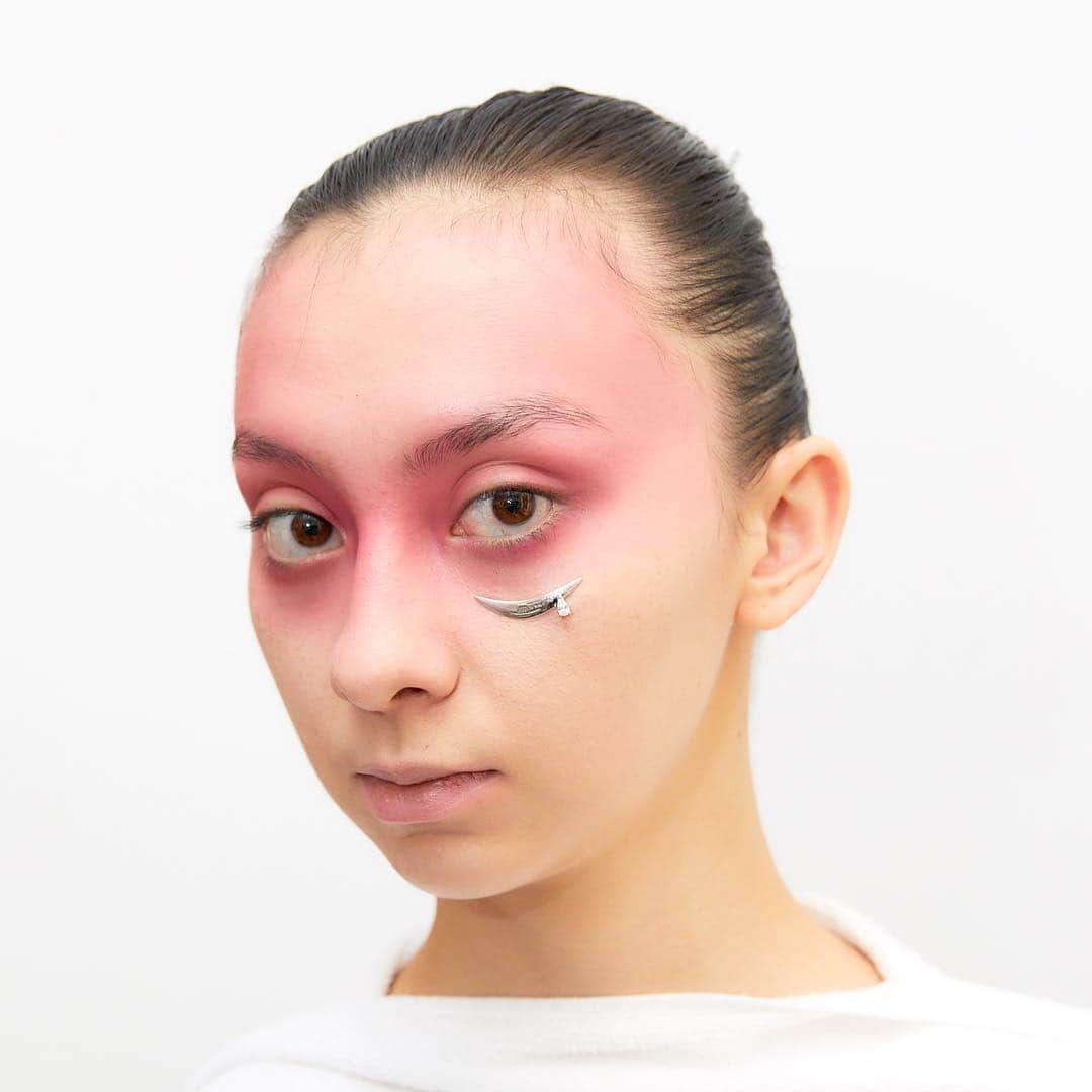 資生堂 さんのインスタグラム写真 - (資生堂 Instagram)「Shanghai Fashion Week  Cough in vain  @coughinvain  #shanghaifashionweek #aw19  #backstage #hair and #makeup  by @shiseido_hma  #headhairstylist by @tadashi.harada  #headmakeupartist by @nannan_makeup  @shiseido #beautyreimagined  #visiblefeelsinvisible  @shiseidopro_official  #shiseidoprofessional  @sabfa_official  #shanghai #fashion #design #fashionphotography  #上海时装周 #时装 #化妆 #发型」4月1日 20時55分 - shiseido_hma