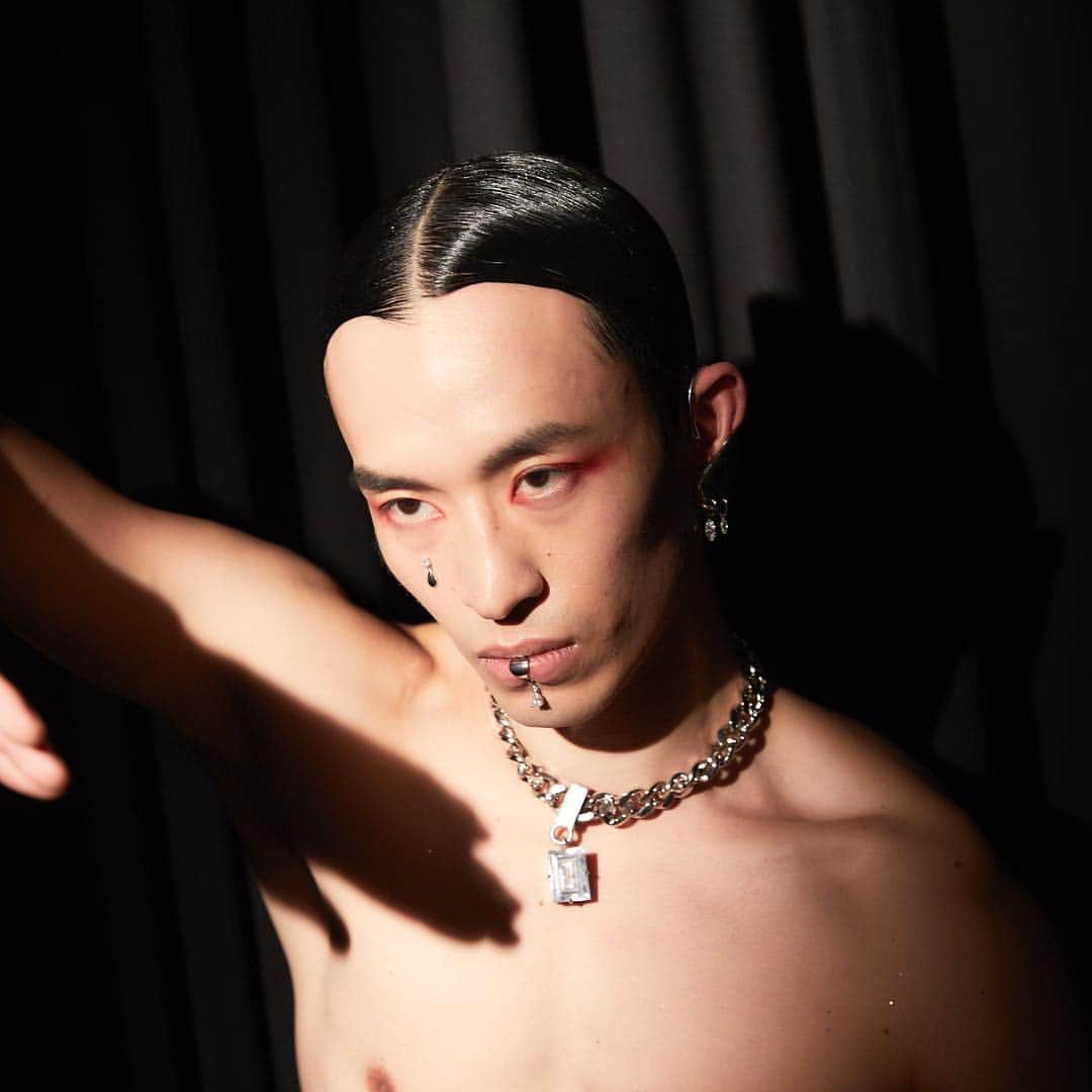 資生堂 さんのインスタグラム写真 - (資生堂 Instagram)「Shanghai Fashion Week  Cough in vain  @coughinvain  #shanghaifashionweek #aw19  #backstage #hair and #makeup  by @shiseido_hma  #headhairstylist by @tadashi.harada  #headmakeupartist by @nannan_makeup  @shiseido #beautyreimagined  #visiblefeelsinvisible  @shiseidopro_official  #shiseidoprofessional  @sabfa_official  #shanghai #fashion #design #fashionphotography  #上海时装周 #时装 #化妆 #发型」4月1日 20時57分 - shiseido_hma
