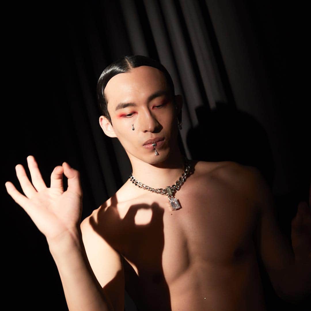 資生堂 さんのインスタグラム写真 - (資生堂 Instagram)「Shanghai Fashion Week  Cough in vain  @coughinvain  #shanghaifashionweek #aw19  #backstage #hair and #makeup  by @shiseido_hma  #headhairstylist by @tadashi.harada  #headmakeupartist by @nannan_makeup  @shiseido #beautyreimagined  #visiblefeelsinvisible  @shiseidopro_official  #shiseidoprofessional  @sabfa_official  #shanghai #fashion #design #fashionphotography  #上海时装周 #时装 #化妆 #发型」4月1日 20時57分 - shiseido_hma