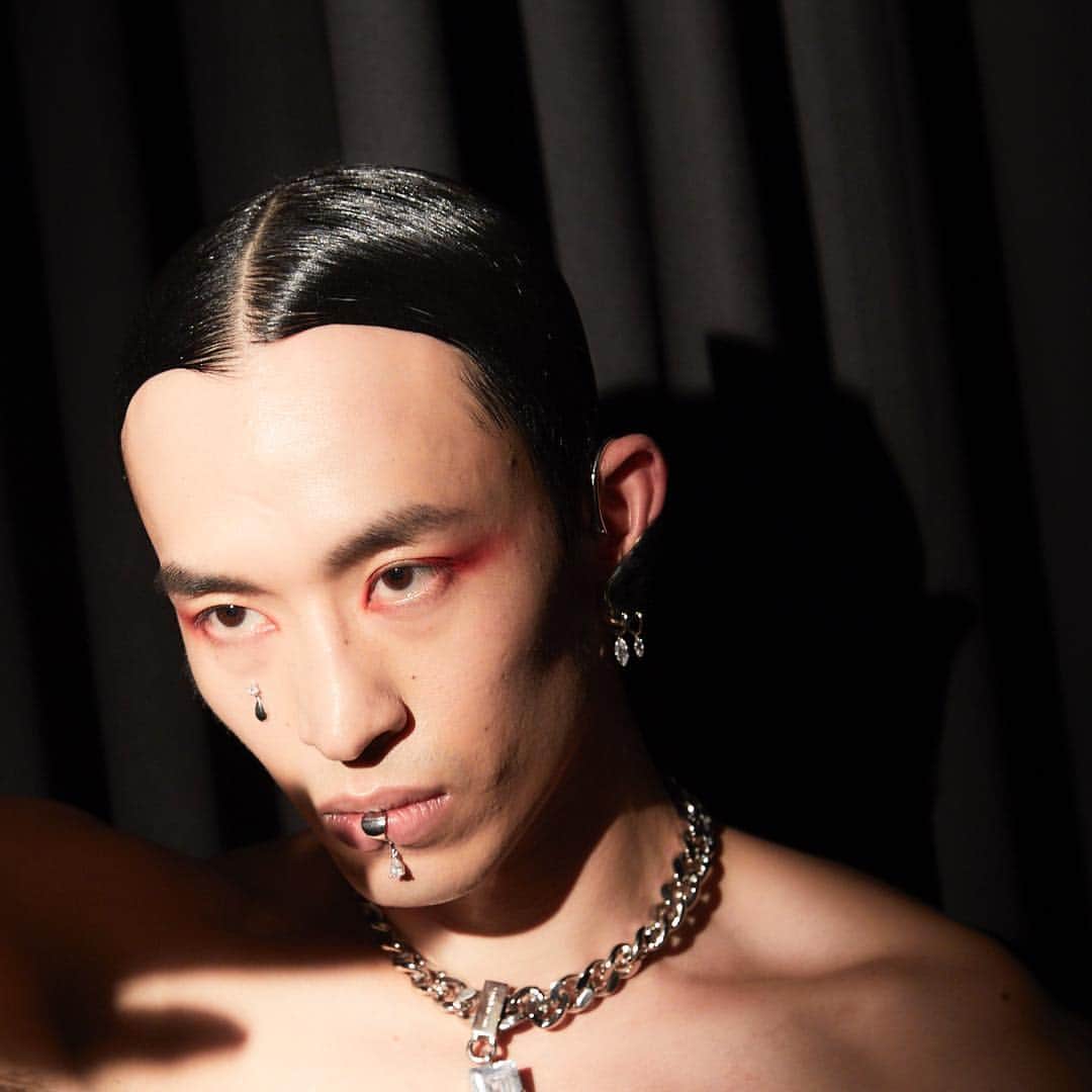 資生堂 さんのインスタグラム写真 - (資生堂 Instagram)「Shanghai Fashion Week  Cough in vain  @coughinvain  #shanghaifashionweek #aw19  #backstage #hair and #makeup  by @shiseido_hma  #headhairstylist by @tadashi.harada  #headmakeupartist by @nannan_makeup  @shiseido #beautyreimagined  #visiblefeelsinvisible  @shiseidopro_official  #shiseidoprofessional  @sabfa_official  #shanghai #fashion #design #fashionphotography  #上海时装周 #时装 #化妆 #发型」4月1日 20時57分 - shiseido_hma