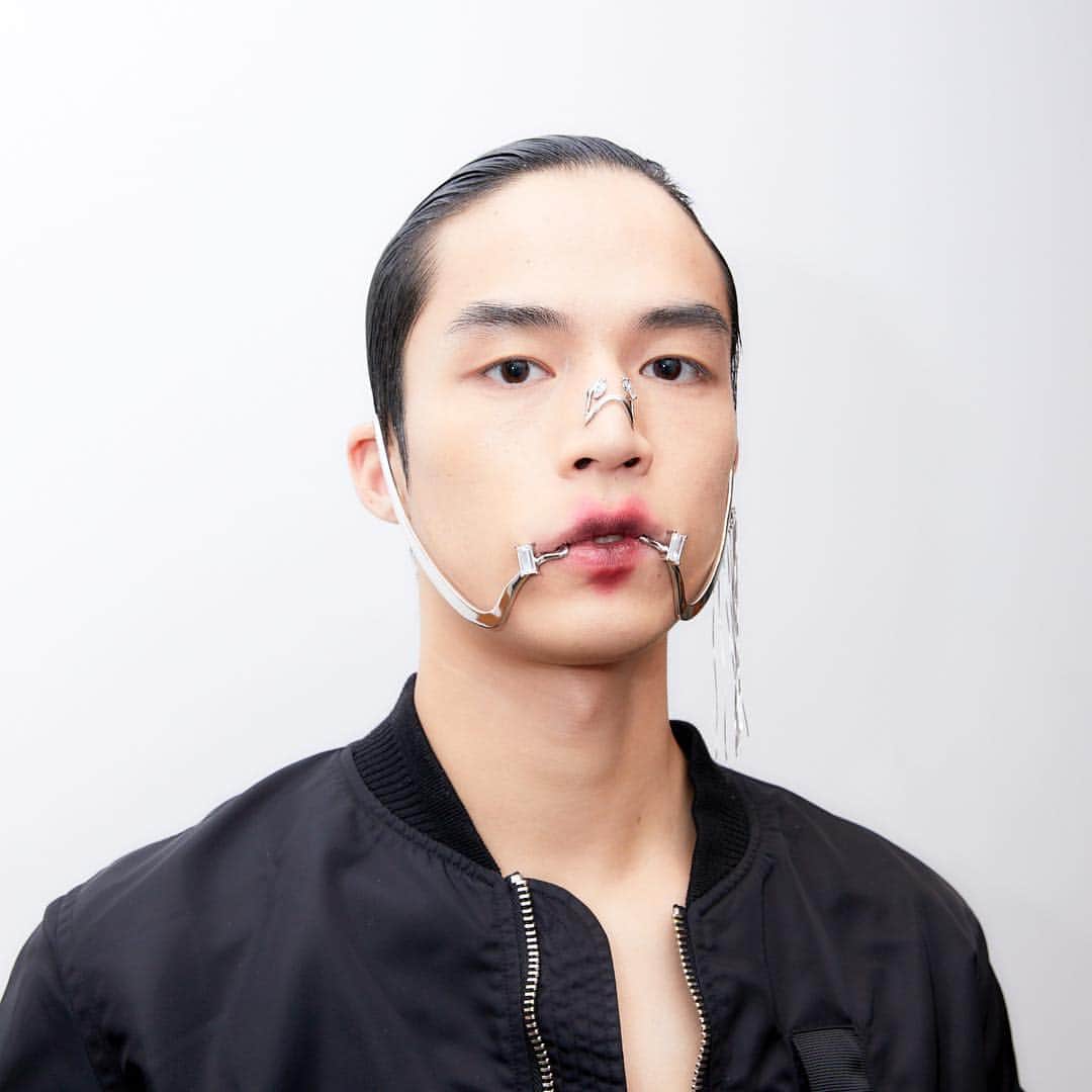 資生堂 さんのインスタグラム写真 - (資生堂 Instagram)「Shanghai Fashion Week  Cough in vain  @coughinvain  #shanghaifashionweek #aw19  #backstage #hair and #makeup  by @shiseido_hma  #headhairstylist by @tadashi.harada  #headmakeupartist by @nannan_makeup  @shiseido #beautyreimagined  #visiblefeelsinvisible  @shiseidopro_official  #shiseidoprofessional  @sabfa_official  #shanghai #fashion #design #fashionphotography  #上海时装周 #时装 #化妆 #发型」4月1日 20時57分 - shiseido_hma