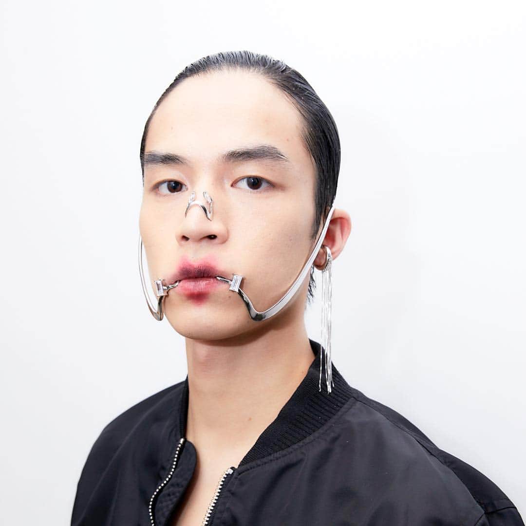 資生堂 さんのインスタグラム写真 - (資生堂 Instagram)「Shanghai Fashion Week  Cough in vain  @coughinvain  #shanghaifashionweek #aw19  #backstage #hair and #makeup  by @shiseido_hma  #headhairstylist by @tadashi.harada  #headmakeupartist by @nannan_makeup  @shiseido #beautyreimagined  #visiblefeelsinvisible  @shiseidopro_official  #shiseidoprofessional  @sabfa_official  #shanghai #fashion #design #fashionphotography  #上海时装周 #时装 #化妆 #发型」4月1日 20時57分 - shiseido_hma