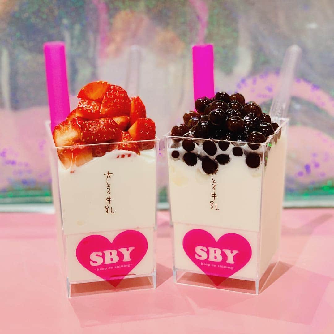 のインスタグラム：「【#本日のご褒美 】#月曜日はスウィーツの日 🍰  群馬県で話題のスイーツ「#大とろ牛乳 」を渋谷で発見！ 牛乳とコラーゲンを使った不思議なふわとろ食感がクセになる、春に食べたいひんやりスイーツです。タピオカトッピングはSHIBUYA109の「SBY」でしか楽しめないスペシャル版。渋谷で味わえるのは4月7日まで、毎日数量限定なので、甘いものラバーは足を運んでみてください🍼  #sweetsmonday #todayslittlehappiness #群馬県みなかみ町 #タピオカ #VOGUEGIRLエディターのお気に入り」