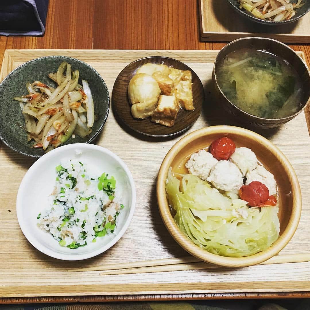 栗原まもるのインスタグラム：「今日の晩御飯。 ちょっと時間かかってしまったけど、大変美味しかったです。食べたいものをキチッと食べた感じ。 菜飯、鶏団子とキャベツのスープ煮、桜エビと玉ねぎのシンプル炒め、里芋と厚揚げの味噌絡め煮、大根とワカメの味噌汁。 鶏団子はOisixで買った絞り出すだけの便利商品。これほんと美味しくて便利。」