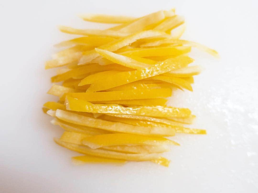 熊澤枝里子さんのインスタグラム写真 - (熊澤枝里子Instagram)「自家製レモンを使って作った レモンピールとレモンシロップ🍋 実も皮も捨てるところなく使います。 ・ 優しい味が美味しくてあっという間に食べてしまった😋🍋❤️ ・ ・ ・ #kumakoの美容薬膳  #自家製レモン #myレモン🍋 #薬膳 #国際中医薬膳師」4月1日 21時03分 - kumazawa_eriko
