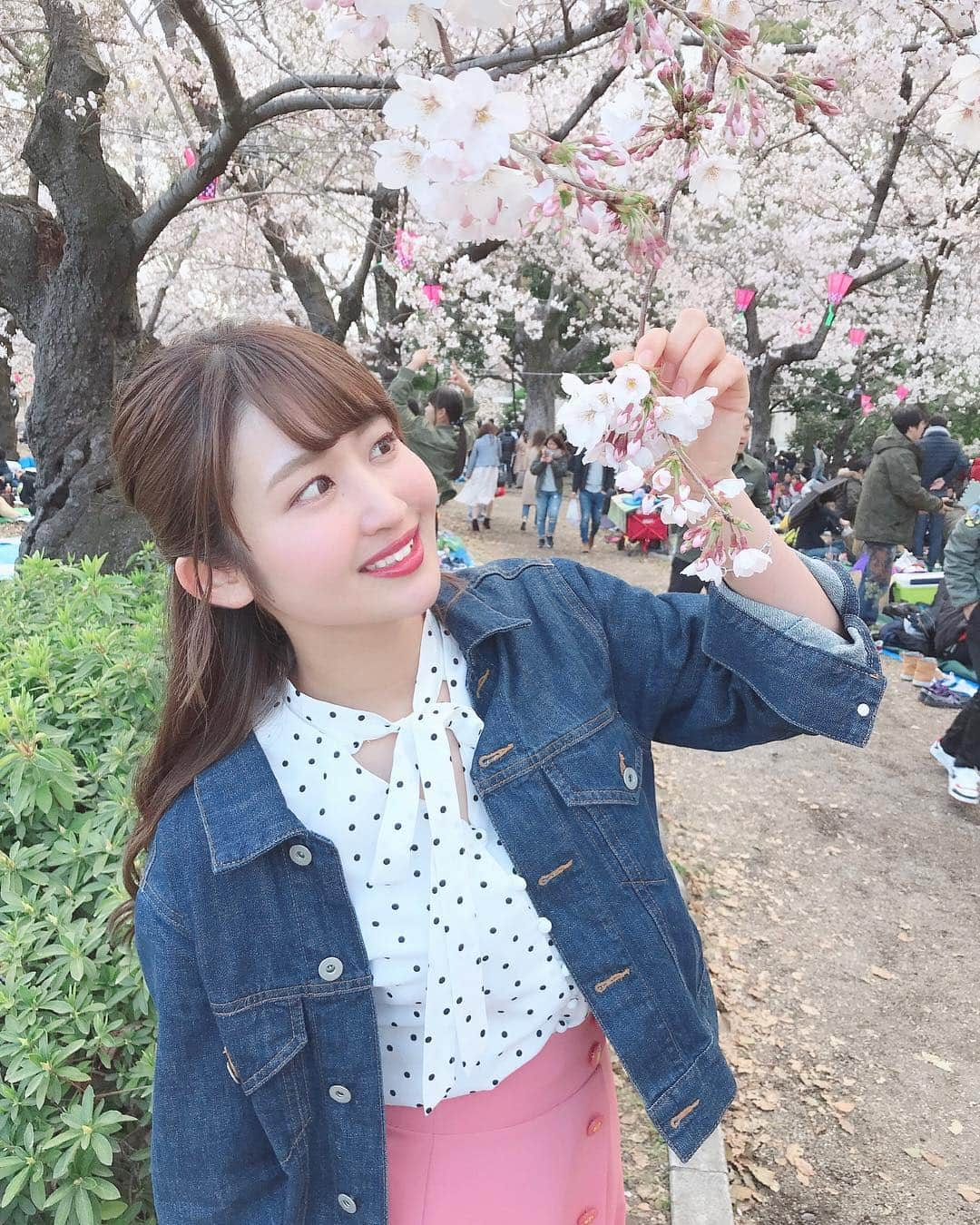 沢井里奈さんのインスタグラム写真 - (沢井里奈Instagram)「♡ . 新元号｢令和｣が発表されましたね🌷✨ 元号が変わる瞬間を経験するのは初めてで すごくドキドキしました！！ . . そして本日4月1日でdela結成7周年を 迎えることが出来ました😢💕💕 関わって下さる全ての皆様、 本当にありがとうございます！！ . メンバーともファンの方とも 沢山の出会いと別れ、経験があって 今のdelaがあります。 . 初心、感謝の気持ちを忘れずに 8年目も頑張りますので、 これからも宜しくお願い致します！！ . . お花見あと一回行きたい😢🌸 . #dela #idol #nagoya #anniversary #thankyou #cherryblossom #sakura #tsurumapark #apuweiserriche #rirandture #ootd #coordinate #fashion #instagood #instagramjapan #japanesegirl #girls #令和 #新元号 #平成最後 #デラ #7周年 #ありがとう #新年度 #新年度スタート #お花見 #花見 #桜 #さくら #鶴舞公園」4月1日 21時05分 - sawairina