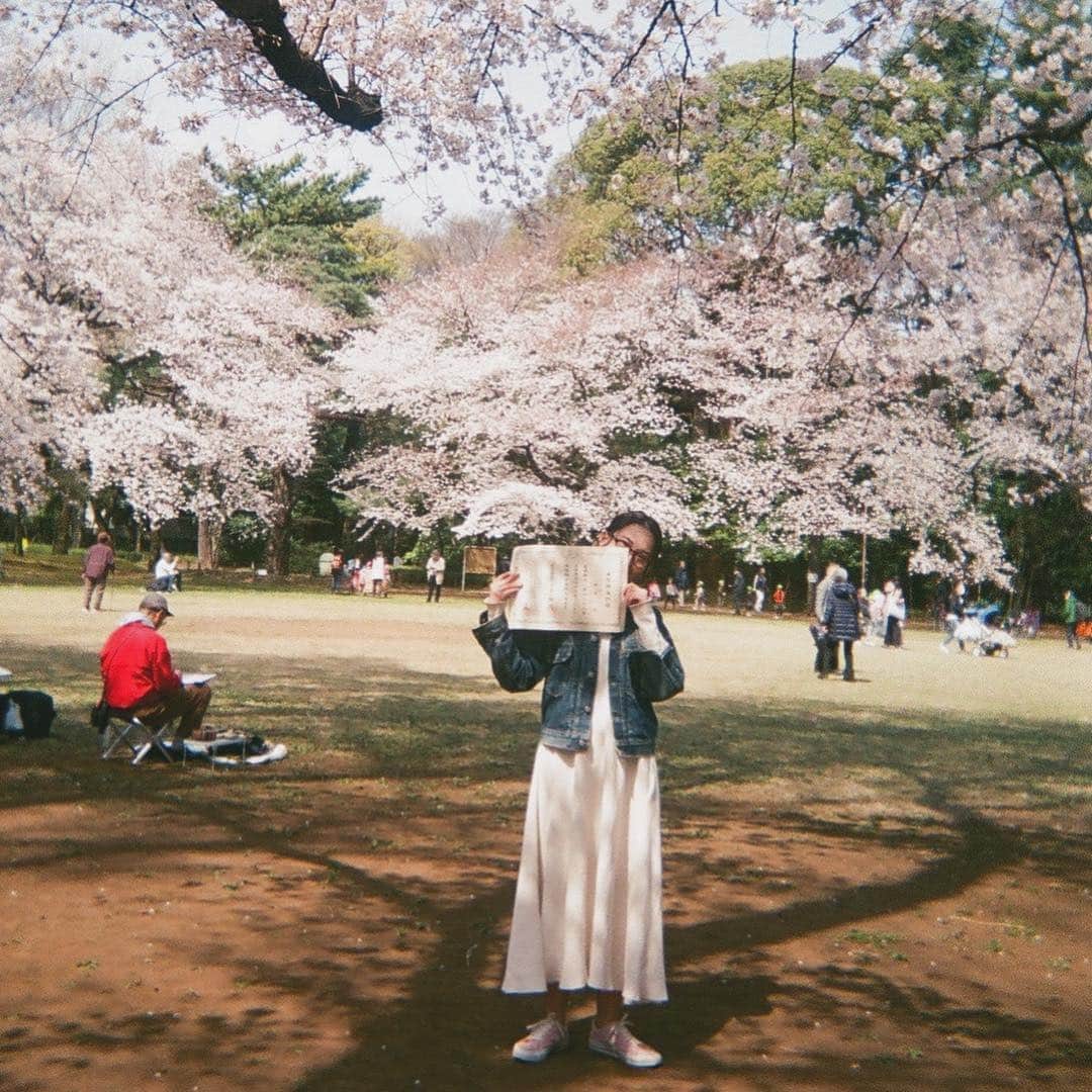 のインスタグラム：「3/31でromaを卒業しました🌸  東京だけでもすごい数の美容室の中から見つけてもらい、 わざわざ中目黒まで、髪を切るためにワクワクしながら遠くからも足を運んでもらえていたこと、それがどれだけありがたいことか、忘れないです。  このお店に入って、 ほんっとうに数えきれない位の出会いがあって、 美容師を続けてきてよかったなと思いました。  毎日通ったromaに行かなくなるなんてうそみたいだなぁ、と実感がまだありません。 romaの皆に最高の卒業式をしてもらえて、幸せな夜でした。  美容師という枠にとらわれず、 じぶんらしく、 初心に還ってやっていきます。  7年間本当にありがとうございました！  2019.3.31 畑田萌」