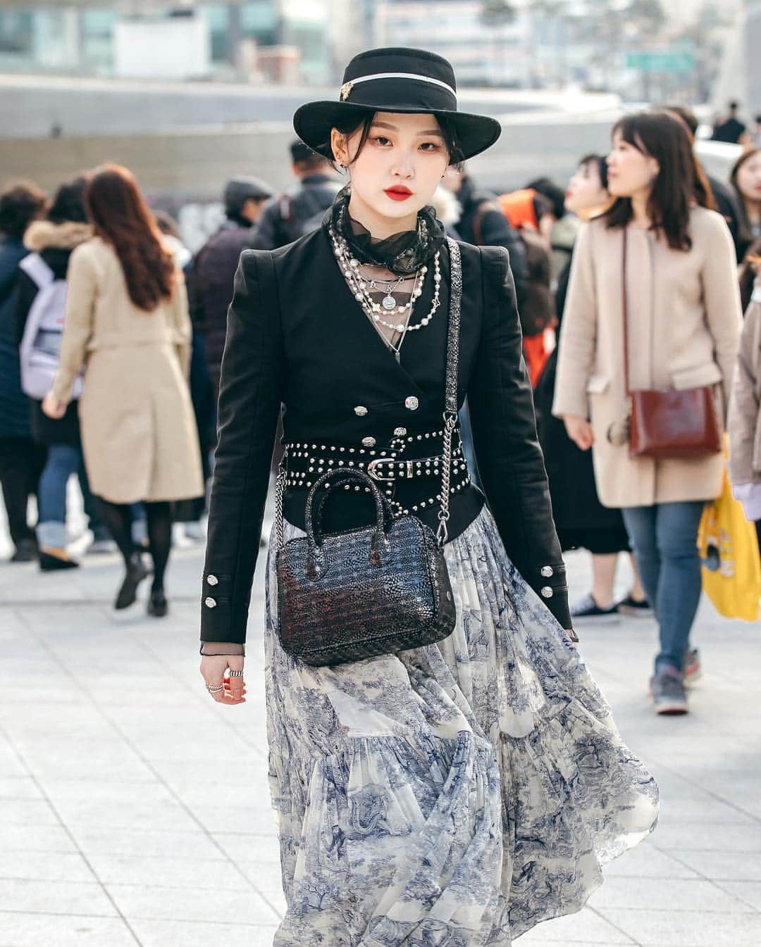 가로수길 , Seoulさんのインスタグラム写真 - (가로수길 , SeoulInstagram)「Seoul Street Fashion Style Thx @b_ha2 💥💥🔥🔥 하영이는 진짜 멋쟁이다 😆 . . #写真 #モデル #フィルム #ファッション #フォトグラファー #ストリートファッション #파리 #東京 #서울패션위크 #sfw #오오티디 #nyc #london #패션스타그램 #newyork #nyfw #셀카 #portrait #seoulFashionWeek #street #streetfashion #streetphoto #가로수길 #이태원 #사진 #스트릿패션 #모델 #tokyo #nyfw #pfw」4月1日 21時06分 - jaylim1