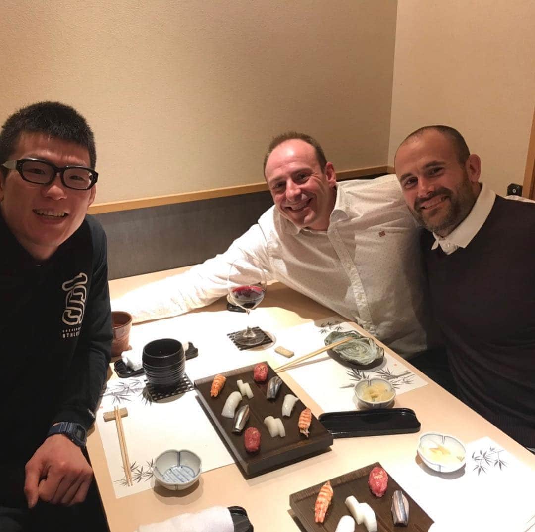 青木真也のインスタグラム：「試合翌日。スペインから応援にきてくれた友人と食事。今からONEのカンファレンスでプーケットに向かいます。今年もスペインでセミナー。#evolvefightteam #onechampionship #onehundredathletic」
