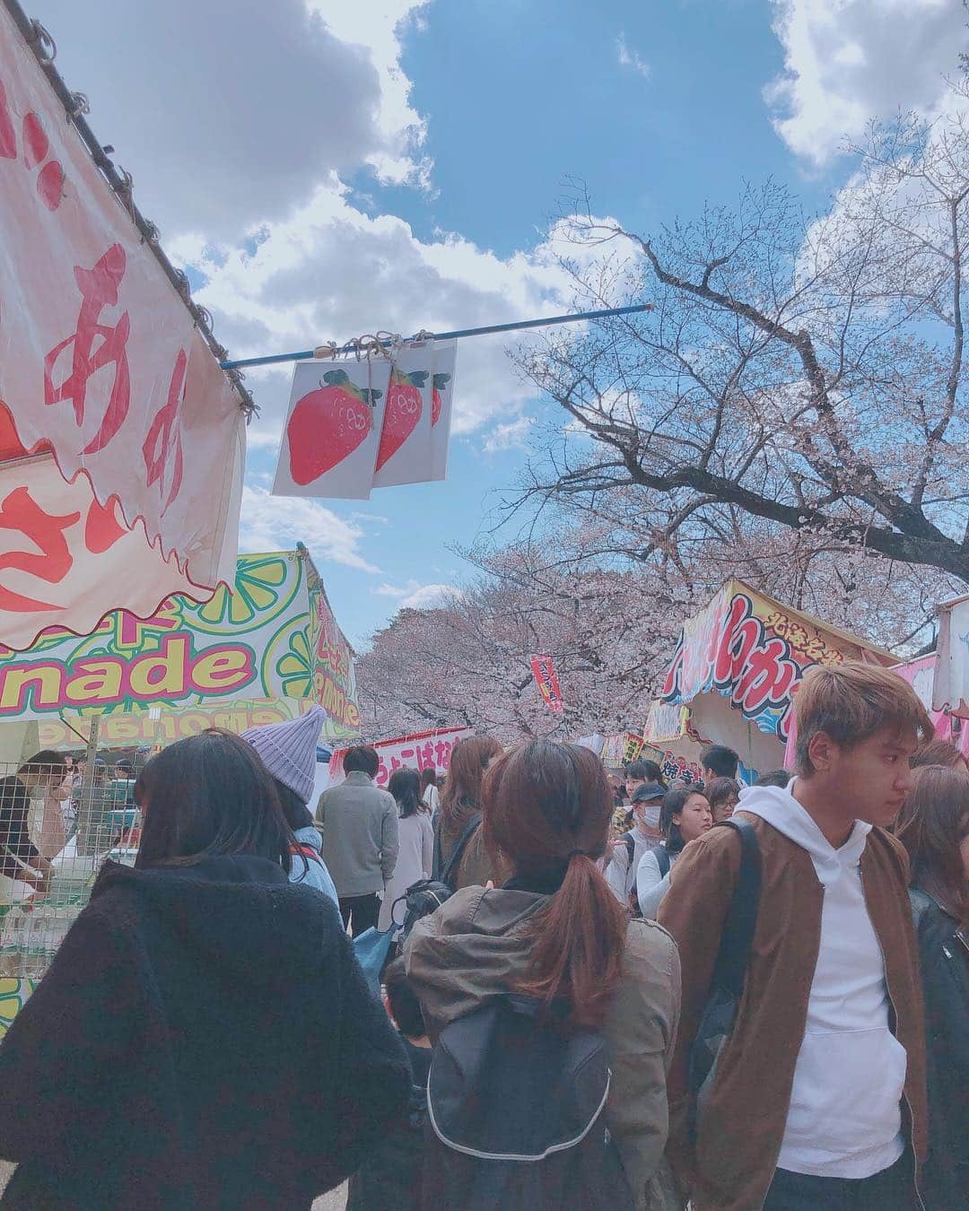 山村ゆりかさんのインスタグラム写真 - (山村ゆりかInstagram)「今日は家族と岡崎公園でお花見してきたよ🌸 岡崎公園ってさくら名所100選の地なんだって〜😳 髪ボサボサ🤣  #岡崎公園 #岡崎公園桜祭り #岡崎城 #徳川家康 #岡崎 #愛知県 #桜 #お花見 #japan #aichi #okazaki #okazakicastle #cherryblossom #festival #japanesegirl #idol #アイドル #レッセパッセ #laissepasse」4月1日 21時17分 - rika_m_1221