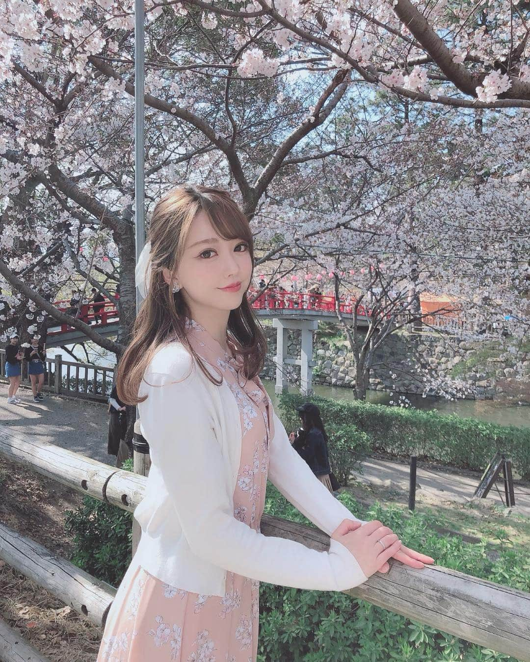 山村ゆりかさんのインスタグラム写真 - (山村ゆりかInstagram)「今日は家族と岡崎公園でお花見してきたよ🌸 岡崎公園ってさくら名所100選の地なんだって〜😳 髪ボサボサ🤣  #岡崎公園 #岡崎公園桜祭り #岡崎城 #徳川家康 #岡崎 #愛知県 #桜 #お花見 #japan #aichi #okazaki #okazakicastle #cherryblossom #festival #japanesegirl #idol #アイドル #レッセパッセ #laissepasse」4月1日 21時17分 - rika_m_1221