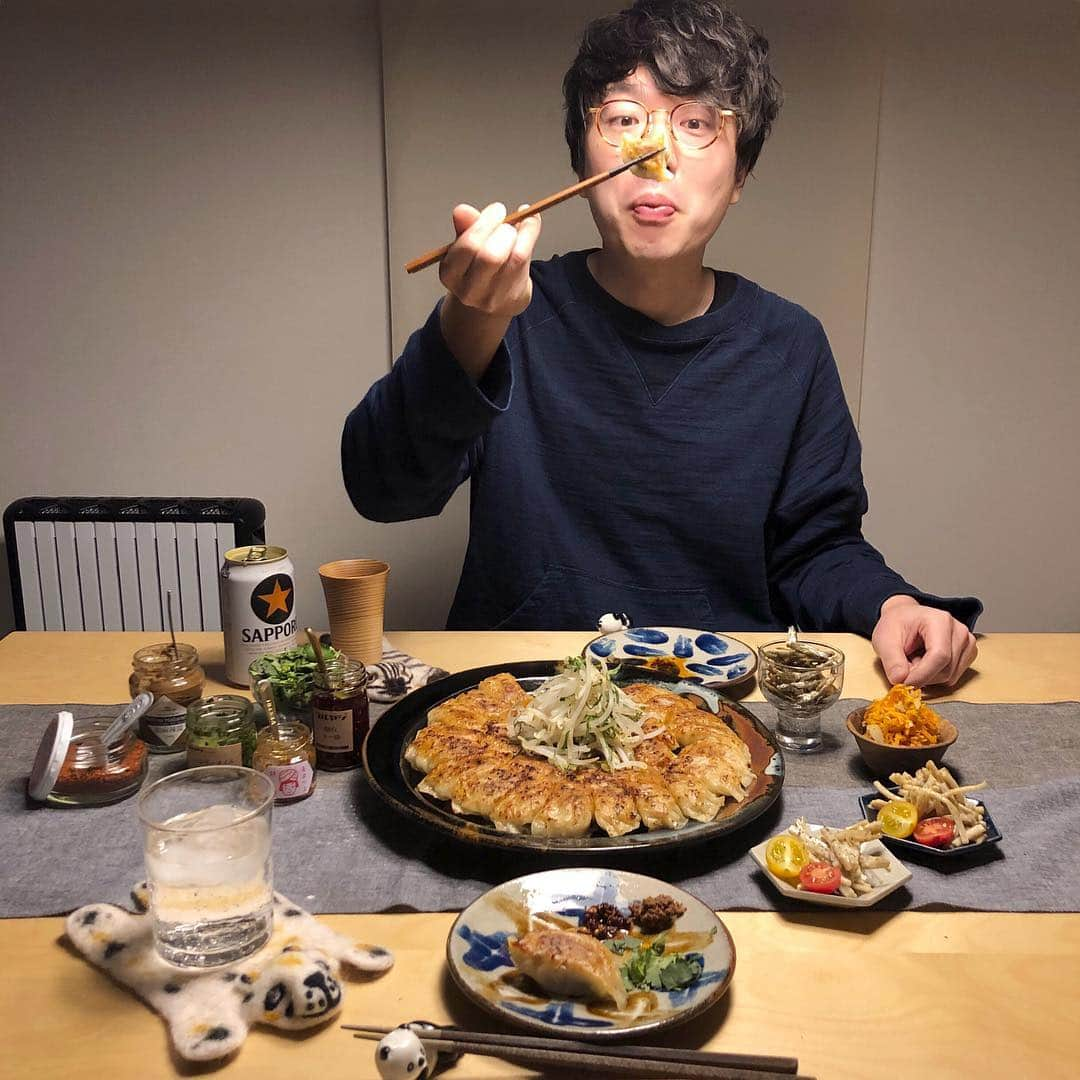 みわこさんのインスタグラム写真 - (みわこInstagram)「＊ きょうも1日おつかれさま☻ . ・焼き餃子(ゆでもやしとパクチー) ・にんじんとツナの炒め物 ・ごぼうサラダ ・柚子酢いりこ ・ごはんの後にケーキ🍰 . 今夜は焼き餃子☺️🤓🥟🥟 「結婚記念日だけど焙煎機掃除しよ」ってことになってた今日。 私たちらしくていいねぇ〜なんて言ってたんだけど、 雨予報になってしまったのでもう少し先に延期することに。 （可否庵の焙煎室は店内奥の小屋なのでほぼ外なんです） 予定がなくなった今日は、お店の備品を買い足したり、 おやつには可否庵でマスターにコーヒー淹れてもらって3人で みたらし団子食べたり、包み方動画を見てイメトレした後 わいわい餃子を包んで…といつも通り終わっていきました。 . 2人が健康で、夕方にはお腹空いて、毎日仲良く楽しければ、 温泉旅行やプレゼントやご馳走ディナーがなくても それだけで充分いいなぁなんて思う結婚3年目突入です☺️🤓♡」4月1日 21時17分 - meganeandmiwa