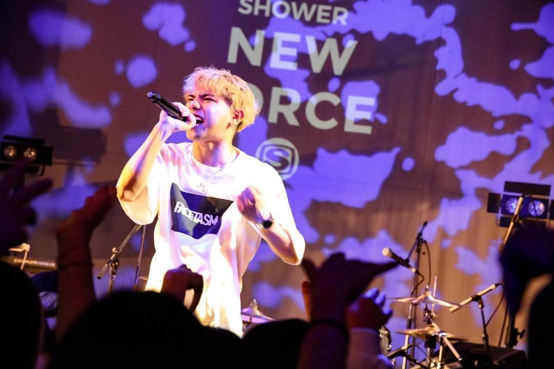 SPACE SHOWER TVさんのインスタグラム写真 - (SPACE SHOWER TVInstagram)「【LIVE REPORT🎸】Rude-α ﻿ SPACE SHOWER NEW FORCE 2016→2019﻿ ＠ Shibuya WWW﻿ ﻿ リハーサルからアドレナリン全開、 低音域をビリビリ響かせたRude-αがライブの幕開けに選んだのは「19」。 ISSEIのヒューマンビートボックスに乗せて、Rude-αがリリックを対面で畳み掛けていく。 スクラッチ音から華やかなサウンドがフロアを包み、「Mirror Ball」へ。「NEW FORCE 2018」に選出された沖縄出身・Rude-αの最大の魅力は、観るものを惹きつけるそのポジティブ性だろう。「テレビ点けたらつまんないことばっかでしょ。 そういうものからみんなを抜け出させるために俺たちは音楽をやってるんだよ。 この夜を一緒に抜けて行こうぜ！」そう言ってファンと共に全力でライブを楽しんでいく。 日本武道館でのワンマンライブを高らかに宣言し、 東京で歌う理由をシンプルなピアノサウンドと力強いリリックに込めた「Happiness」で自身のアクトを終えた。 ﻿ ﻿ - setlist -﻿ M1.19﻿ M2.Mirror Ball﻿ M3.この夜を越えて﻿ M4.Take me back﻿ M5.Boy Meets Girl﻿ M6.Train﻿ M7.Happiness﻿ ﻿ (Photo by @sai_cho_823 ／Text by渡辺彰浩)﻿ ﻿ 『SPACE SHOWER NEW FORCE』とは✍🏻﻿ ▶︎スペースシャワーTVが今後応援していきたいフレッシュなアーティストと、若い音楽ファンをつなげる特別な年間企画！﻿ ﻿ #Rudeα #ISSEI #スペシャ #SSTV_NEWFORCE﻿」4月1日 21時17分 - spaceshower