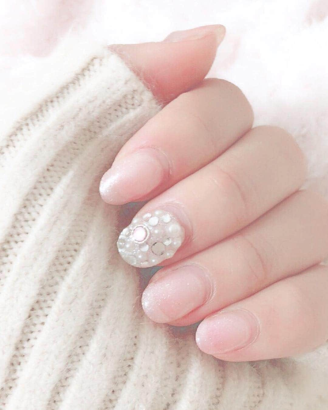 MICさんのインスタグラム写真 - (MICInstagram)「💅💅💅 . . 先日 @tn_nail_2012 飯田橋店でネイルしてきたよʕʘ̅͜ʘ̅ʔ❤️ . . シンプルネイルが好きだから スタッフさんに相談しながらかわいいネイルにしてもらった( ･᷄ὢ･᷅ )❤️ . 手元がかわいくなると めちゃしあわせなきもちになる🧸 . . #ティエヌ #ティーエヌ #ティーエヌ飯田橋 #ネイルサロン #ネイルチェンジ #大人ネイル #大人可愛い #上品ネイル #ナチュラルネイル #ネイル #ニュアンスネイル #前髪アレンジ #ヘアアレンジ #でこ #でこだし」4月1日 21時10分 - micmofmof