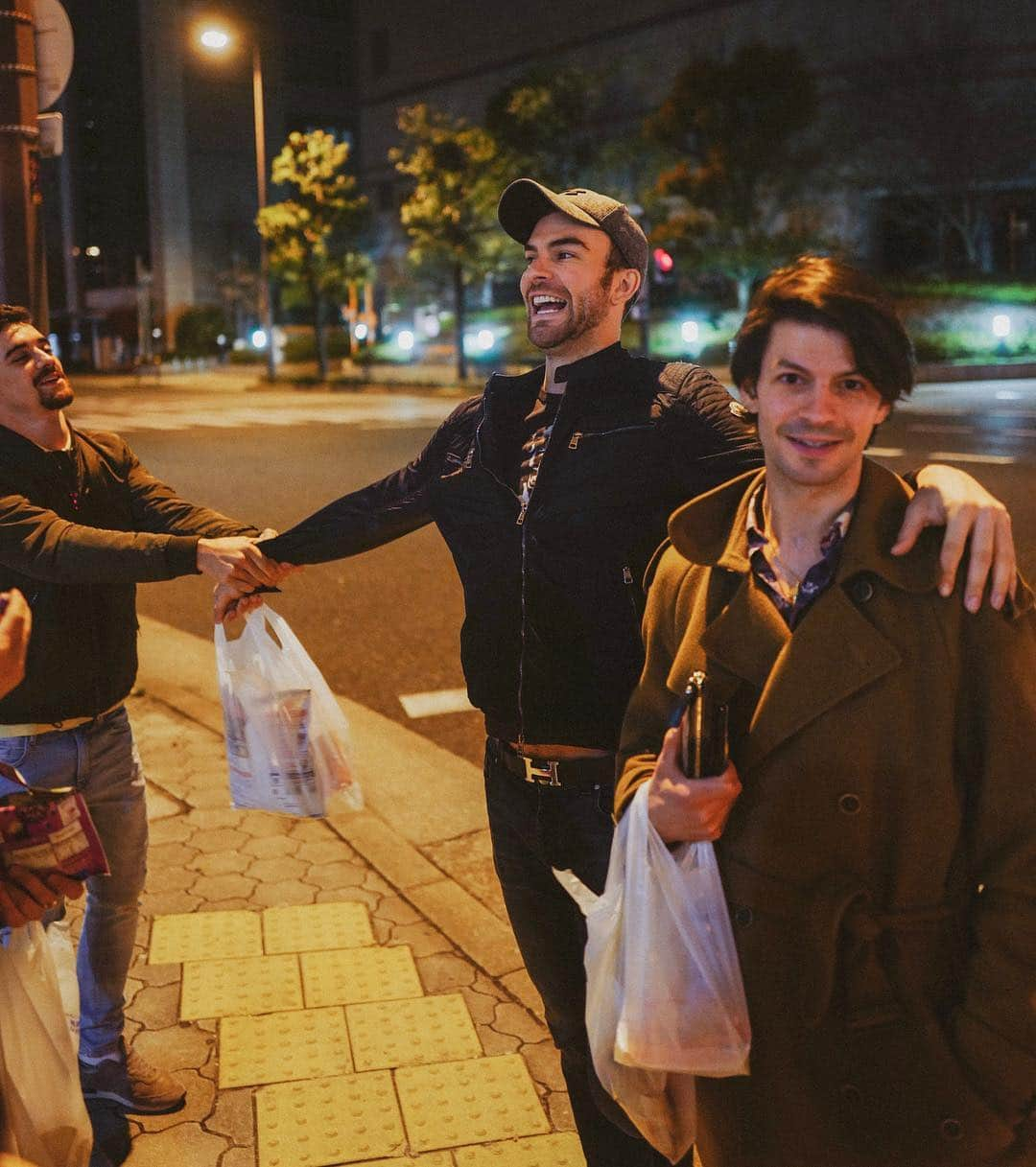 アレックス・シブタニさんのインスタグラム写真 - (アレックス・シブタニInstagram)「Last night in Osaka. 😆@javierfernandezskater @ericradford85 @slambiel 📸: @alexshibutani / @shotsbyshibs」4月1日 21時11分 - shibsibs