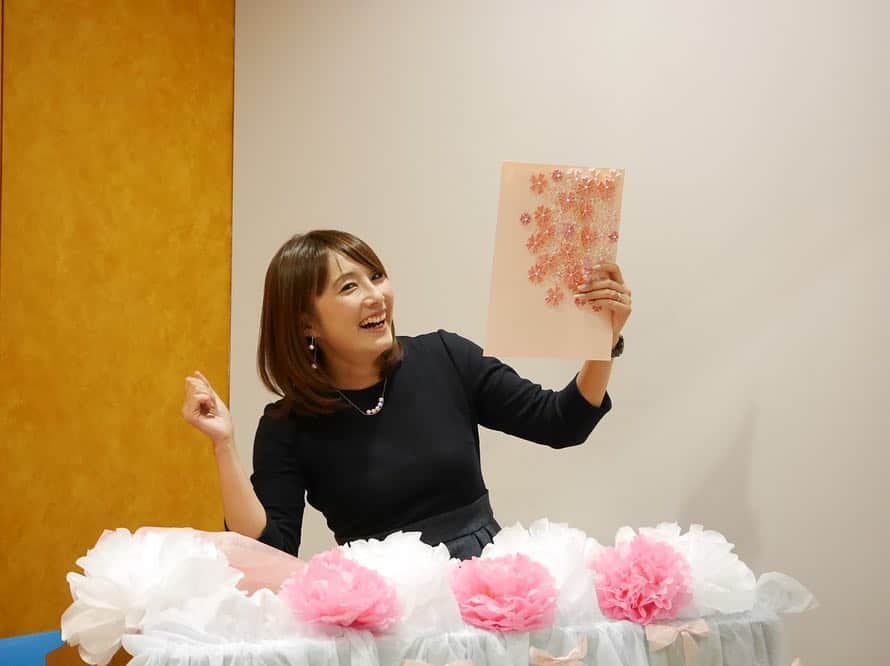 細田阿也さんのインスタグラム写真 - (細田阿也Instagram)「#平成 と #令和 の間に  意義深く 特別な 瞬間を  #満開 の#桜 が #笑顔 がほころぶ。  #新年度 笑顔溢れる ほのぼのとした1日でした。  #桜 #桜色 好きな私。  #桜華やぐ #司会 #原稿 用の台紙。  #卒業式 #謝恩会 にて #卒業対策委員 の#ママ さんが 手作りしてくださった 大切な作品。  裏方として 仲介役として 皆さまを繋ぐお手伝いができますように☺️」4月1日 21時12分 - hosodaaya