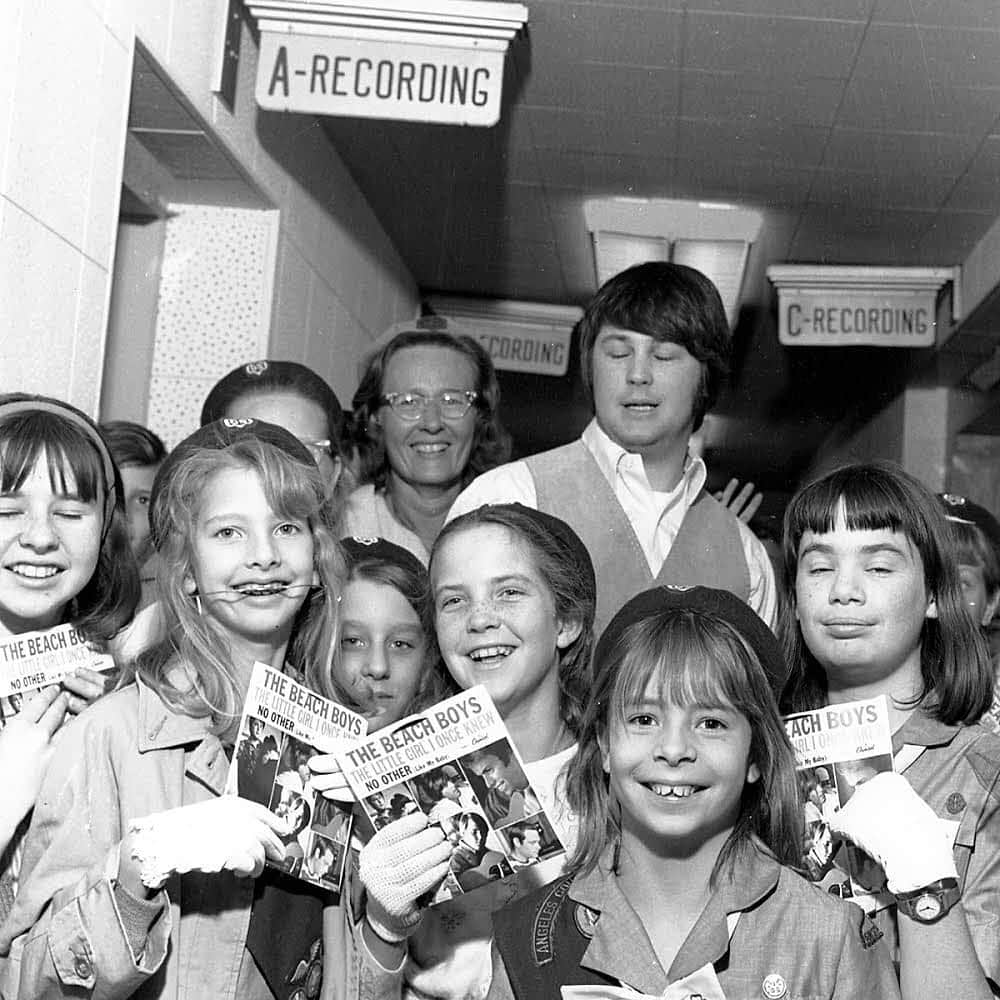 ブライアン・ウィルソンさんのインスタグラム写真 - (ブライアン・ウィルソンInstagram)「November 1965: Brian with the local Girl Scouts chapter, giving out copies of the new Beach Boys single "The Little Girl I Once Knew.” #1965 #beachboys #girlscouts #thelittlegirlionceknew」4月1日 21時18分 - brianwilsonlive