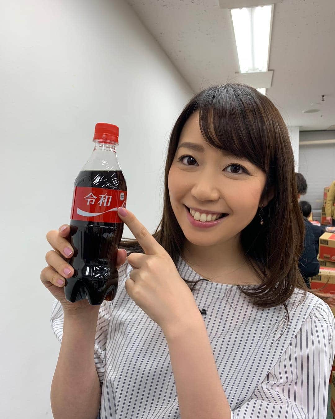 須黒清華のインスタグラム：「新元号が発表されましたね🌸 「令和」 聞いた瞬間、ひとつの時代が終わる寂しさと、新しい時代への期待で、なんだか涙が出そうになりました。 . 安倍首相の談話のように、 「一人ひとりが明日への希望とともに、それぞれの花を大きく咲かせることができる」 そんな時代になりますように✨ . 今日は新橋での取材でしたが、号外を奪い合う人たちの狂気とモラルの欠如には少し残念な思いでした。 赤ちゃんを放置してまで列に並ぶお母さんも… 東京2020も開催される令和の時代、日本らしい美しい文化がさらに根付いていけば良いなと願います。 #令和 #wbs #ワールドビジネスサテライト #reiwa #新元号 #新元号コーラ」