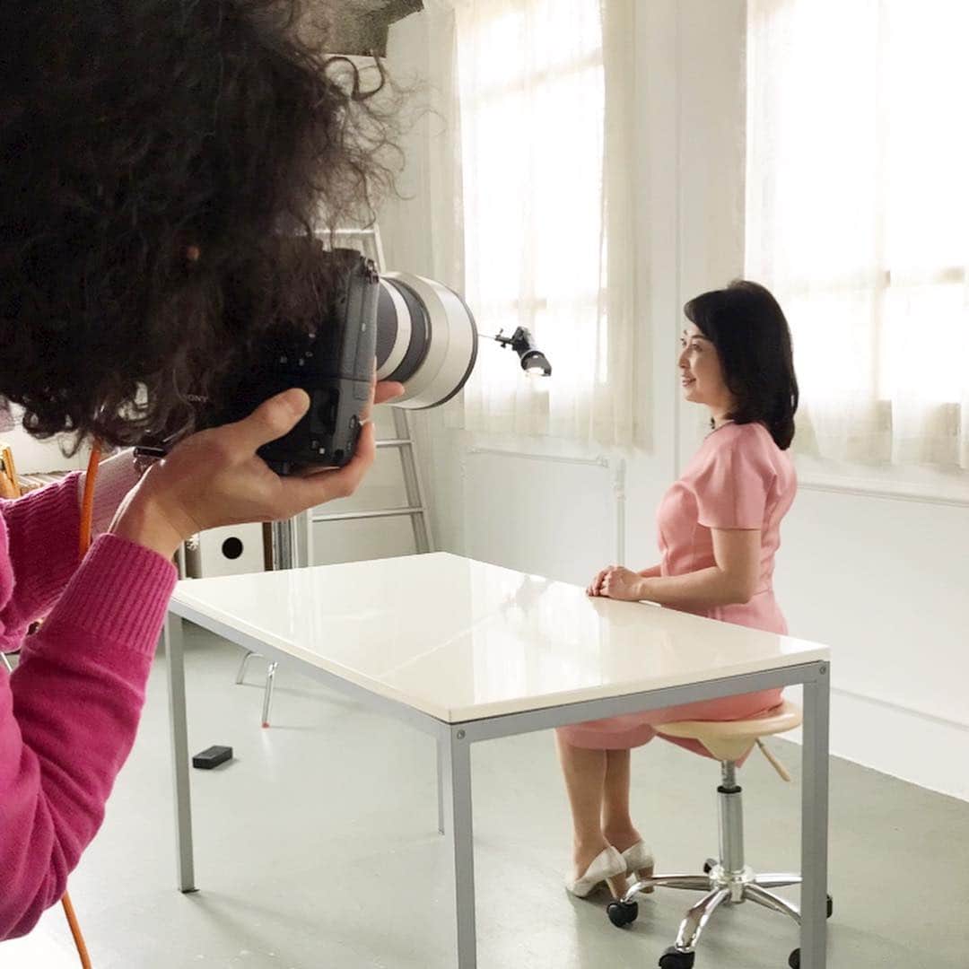 牛窪万里子さんのインスタグラム写真 - (牛窪万里子Instagram)「今日は久しぶりにプロフィール写真撮影に。  2枚目フォトグラファーの深谷義宣さんのスタジオ アウラワイツーにて。  3枚目奥様で声楽家の深谷陽子さんとのご縁から。  お二人の愛犬ローザちゃん、コッコちゃんに見守られながらの撮影でした♡  余りの可愛らしさに癒されて、ずっとスタジオに居たかった程🎵  新しい自分発見にもなり、仕上がりがとても楽しみです！！ #写真撮影 #写真スタジオ #プロフィール撮影  #アナウンサー  @auray2photo  @fukaya_yoshinobu  @yokofukaya4」4月1日 21時21分 - mariko_ushikubo