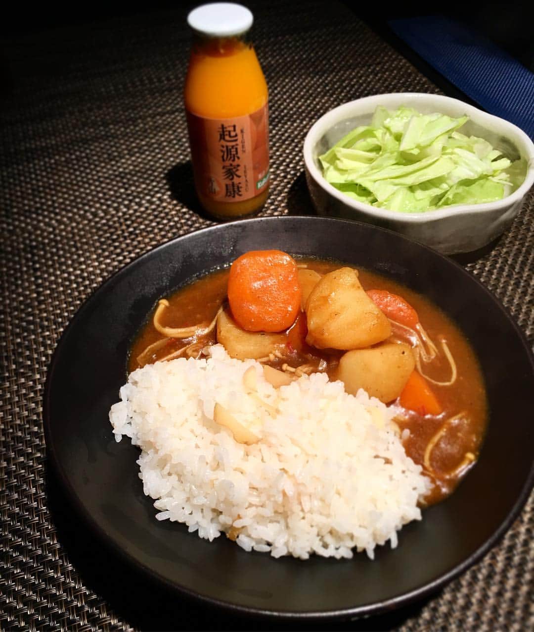 中倉隆道さんのインスタグラム写真 - (中倉隆道Instagram)「. 【ベジめし】 . 我が家はマンデーカレー🍛😋 . 今夜はシンプルなゴロゴロベジカレー♬ . じゃがいも、にんじん、玉ねぎ、えのき . 白米は生姜ご飯🍚 刻み生姜をたっぷり入れて炊き込むだけ♬ . . スパイスは「カレーの恩返し」「大阪自由軒のカレーパウダー」の２種類をブレンド！！ . コレがウマウマなんだよーー☺️👍 . 頂いたみかんジュース🍊🥤がウマウマ😋 . #マンデーカレー #カレー #カレーライス #カレーの恩返し #大阪自由軒のカレーパウダー #晩御飯 #晩ゴハン #ベジめし #男子ゴハン #夜ご飯 #dinner #野菜ソムリエ  #フリーアナウンサー #中倉隆道 #柿ピー研究家 #料理愛好家」4月1日 21時31分 - ryudo.tokyo