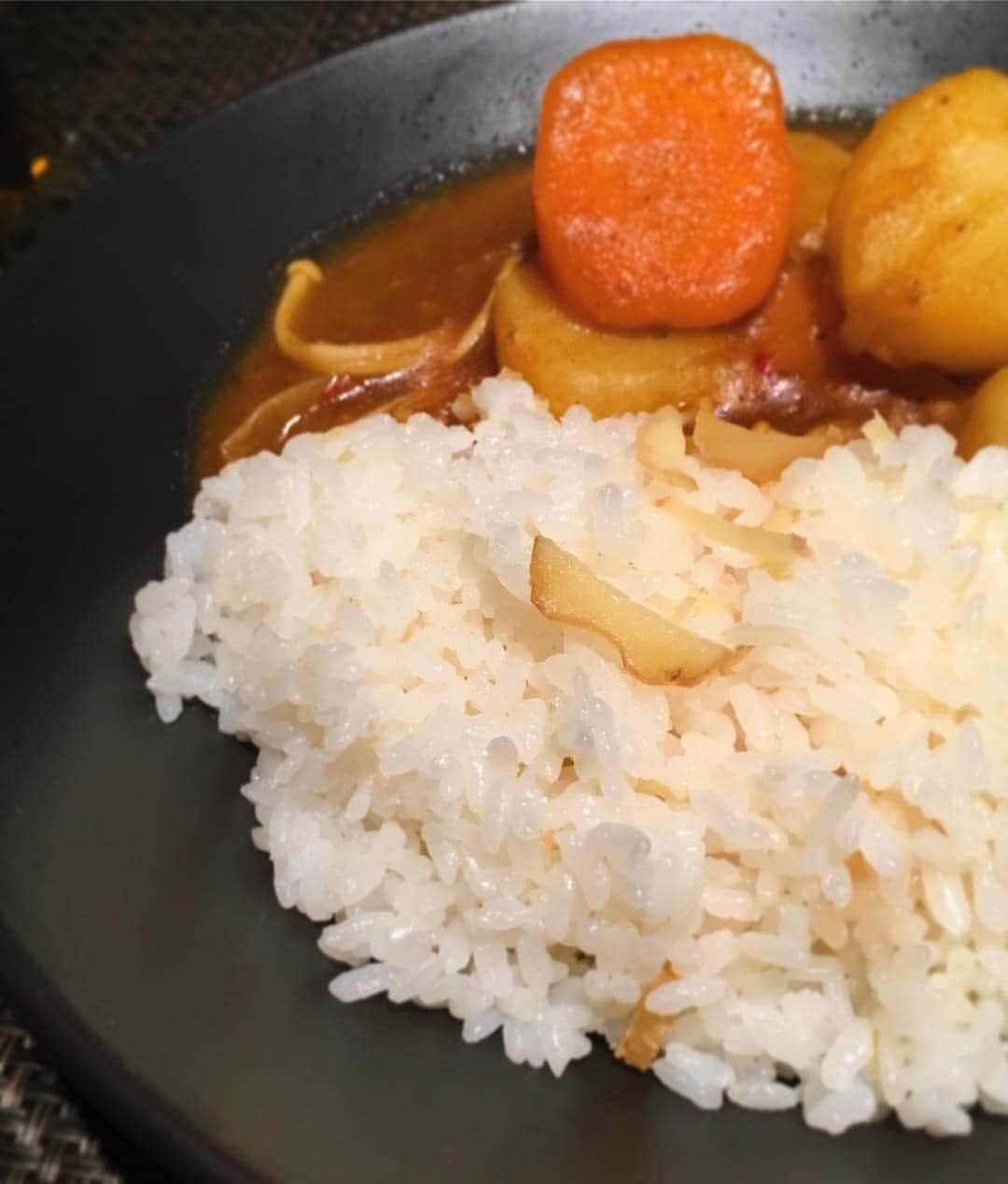 中倉隆道さんのインスタグラム写真 - (中倉隆道Instagram)「. 【ベジめし】 . 我が家はマンデーカレー🍛😋 . 今夜はシンプルなゴロゴロベジカレー♬ . じゃがいも、にんじん、玉ねぎ、えのき . 白米は生姜ご飯🍚 刻み生姜をたっぷり入れて炊き込むだけ♬ . . スパイスは「カレーの恩返し」「大阪自由軒のカレーパウダー」の２種類をブレンド！！ . コレがウマウマなんだよーー☺️👍 . 頂いたみかんジュース🍊🥤がウマウマ😋 . #マンデーカレー #カレー #カレーライス #カレーの恩返し #大阪自由軒のカレーパウダー #晩御飯 #晩ゴハン #ベジめし #男子ゴハン #夜ご飯 #dinner #野菜ソムリエ  #フリーアナウンサー #中倉隆道 #柿ピー研究家 #料理愛好家」4月1日 21時31分 - ryudo.tokyo