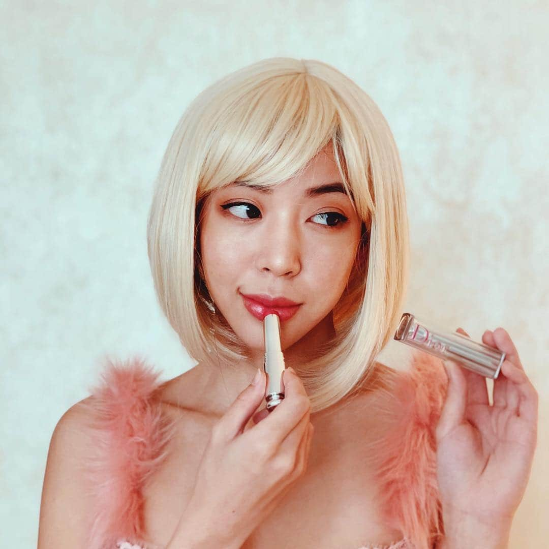 アマンダ・チャンさんのインスタグラム写真 - (アマンダ・チャンInstagram)「My favorite shade from the Dior Addict Stellar Shine collection has to be Starlight. It’s the perfect pink tint for daily wear. The new Dior Addict Stellar Shine is an invitation to shine your very own way, to express femininity freely, without compromise, radiantly. Excited for the BE DIOR. BE PINK. Pop-Up at ION Atrium! It will be open to public  from April 18th to 24th 💕  #diormakeup #dioraddictstellarshine #bediorbepink」4月1日 21時42分 - amandachaang