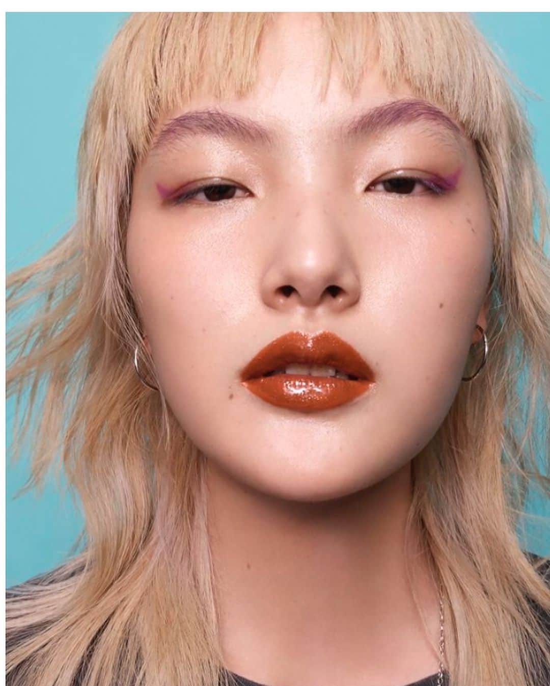 のインスタグラム：「VOGUE GIRLのTOKYOGIRL☆ セルフィー栄えするメイクポイント🤳 甘すぎないshiroのレイヤーリップ使い💄✨ 是非チェックしてみて❤️ @ryojiimaizumi :hair @ayanon0531 :model @voguegirljapan  @shiro_japan  @shuuemura  @lauramercier  #tokyogirl  #レイヤーリップ #セルフィー 栄え #カラーアイブロウマスカラ  #ペンシルライナー」