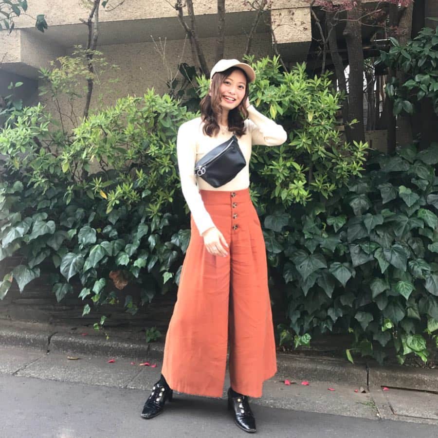 のインスタグラム：「♡♡ . . 先日のcode👠✨ . . cap / #URBANRESEARCH tops / #REDYAZEL bag / #MURUA pants / #ZARA shoes / #RANDA . . ワンショルニットも可愛いし、 このパンツ、色は派手やけど 脚が長く見えるからすごい好き🤭❤️ . . 新元号が発表されたね😌✨ 《令和》だねっ！ まだ馴染みがないけど、 残り1ヶ月の平成も楽しみましょう💋 . . #mai___fashion #mai___code#code #コーデ #コーディネート #coordinates #fashion #ファッション #outfit #ootd #お洒落さんと繋がりたい #春コーデ #可愛い #cap #キャップ #ワンショルニット #ウエストバッグ #ハイウエストパンツ #笑顔 #smile」