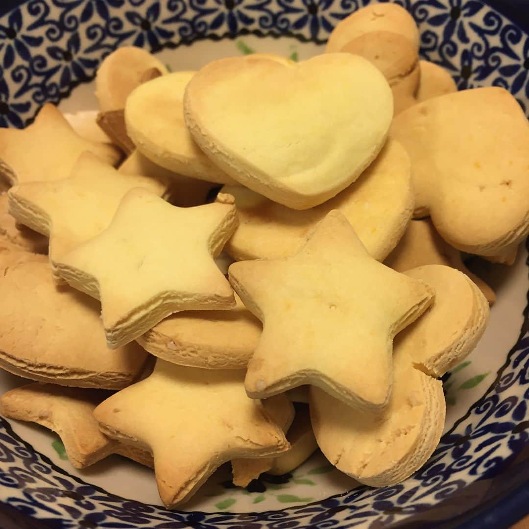 中村祥子のインスタグラム：「今日は、チキンを煮込んでいる間におやつ作り😋👍 チキンは、ガーリックと生姜も入れて煮込み、チキンがほろっとほぐれちゃうぐらい柔らかくなって美味しい👍 パンとスペインチーズもプラス😉そして、クッキーは米粉とテン菜糖とオリーブオイルをプラスした簡単ヘルシークッキー❤️😋 甘いものを食べたいときにも、おやつにも身体に良くてヘルシー👍👍👍 #shokonakamura #dinner」