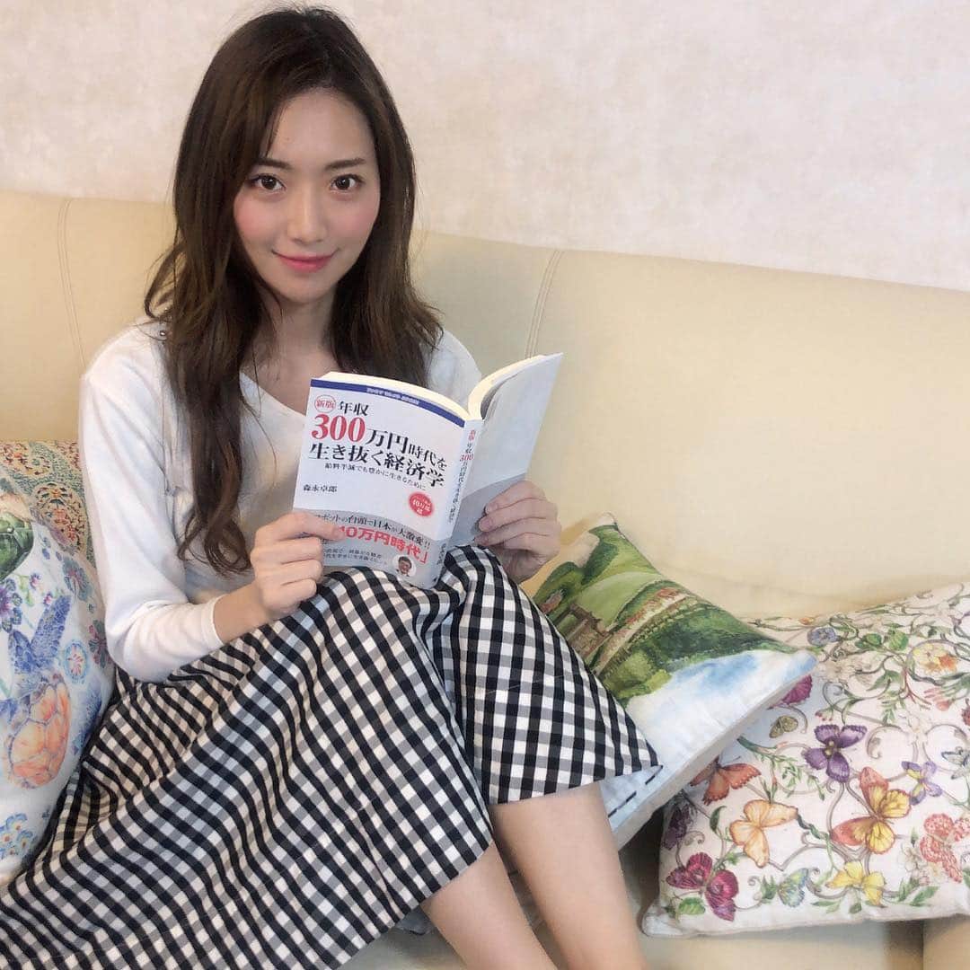 寺口智香さんのインスタグラム写真 - (寺口智香Instagram)「映画は1本、本は週1冊読むようにしてる。 . 今読んでるのはファミリーマートで 売ってる本！ 森永卓郎さんの『新版 年収300万円時代を生き抜く経済学』 . 可能性のない「成功」をめざすか、自分にとって「幸福」な人生をめざすのか。 森永流思考で切り開く🥰 . . 何事もやってみたいこと、やらなきゃいけないことは 出来るだけ早くやったほうがいいし もっと人生が豊かになる☺️ . 自分がやりたいことにストレートでいたいな！ . #ファミマ　 #コンビニ本 #読書女子　 #森永卓郎」4月1日 21時52分 - chika_loves