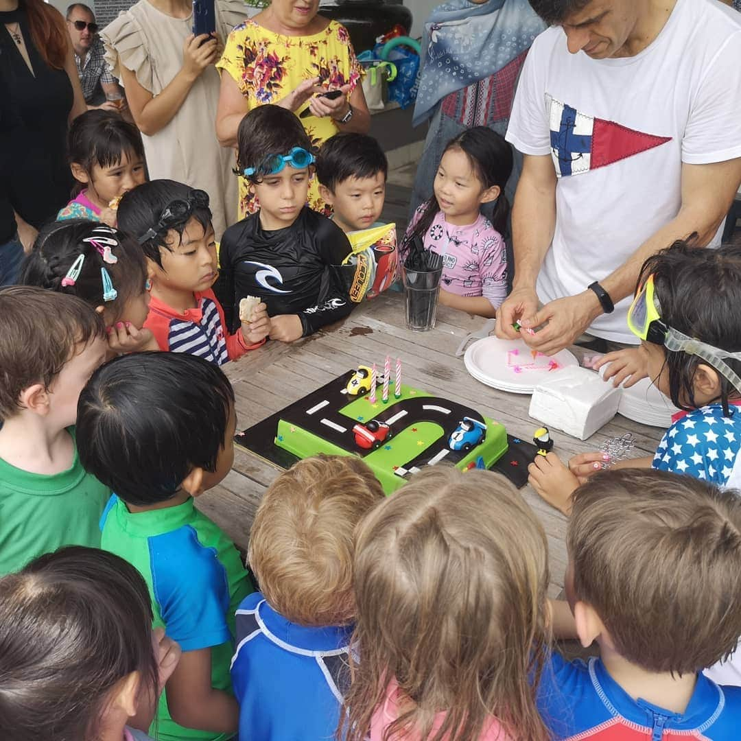 投資家兼FXトレーダー Tatsuki Jinnoのインスタグラム：「今日は息子のクラスメートのバースデーパーティーでした。 子供たちはプールで遊んでて、親たちは食事をしながら過ごし、いい休日でした。 ． 親達も日本、マレーシア、シンガポール、イタリア、韓国、トルコ、ドミニカ、など色々国の方たちがいらっしゃるので面白いですね。 ． 学校がバケーションに入ったので明日から家族でバリに行ってきます😀」