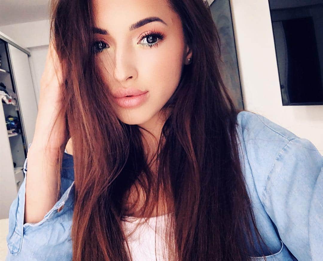 ラリサ・ヨルダケのインスタグラム：「Don't let fear or insecurity stop you from trying new things. Believe in yourself. Do what you love. And most importantly, be kind to others, even if you don't like them. 🧚🏼‍♀️ • Make-up by @stanculescualina ❤️」