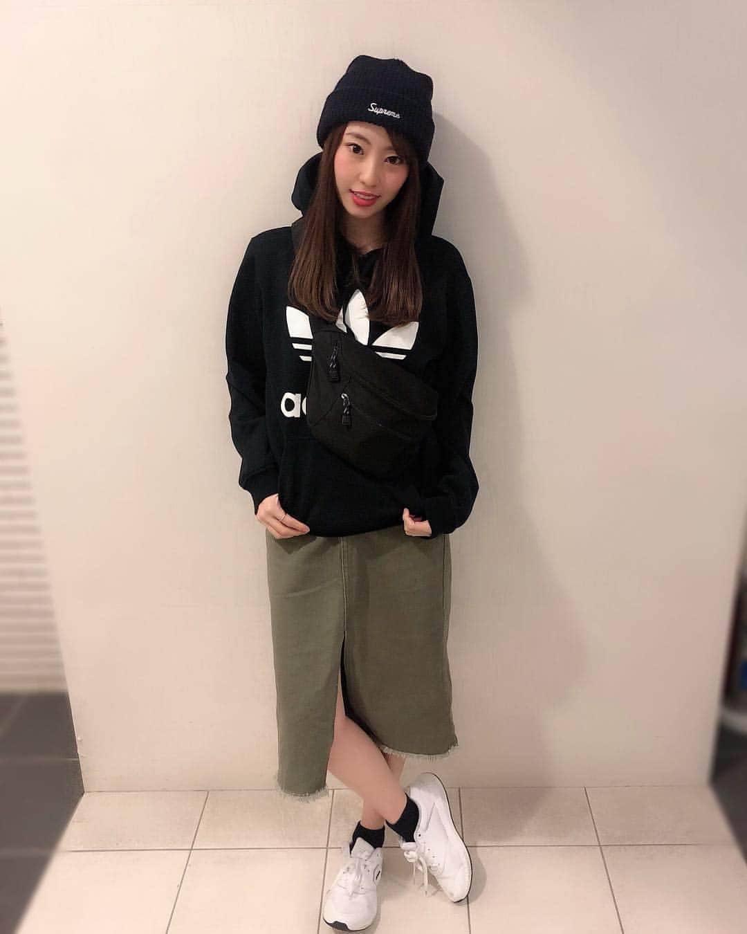 藤江れいなさんのインスタグラム写真 - (藤江れいなInstagram)「#２２時の嫁  #私服 #ootd #fashion #コーディネート #ニット帽 #supreme  #プルパーカー #adidasoriginals  #デニムスカート #retrogirl  #ウエストポーチ #heather  #スニーカー #BALR」4月1日 21時51分 - 01nyan0201