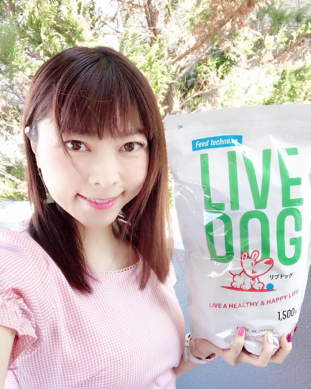 DJ MIYAさんのインスタグラム写真 - (DJ MIYAInstagram)「やっほぉ☆彡今日から4月だね♪💓 令和💓💓💓 犬と一緒に暮らしている皆さんに知ってほしい～♪ .  人間も、100年生きる時代と言われていますが、わんちゃんも、20年間元気に生きることを願って開発された  ドッグフード「リブドッグ」（LIVE　DOG）が本日発売になったよぉ♪ . .  1日でも長く愛犬と暮らすために、クラウディアが東京大学と共同開発した「リブドッグ」は、 人間が食品として食べられる食材だけを使用した純国産ドッグフード。 . .  州産の若鶏を中心に、 国産100％の雑穀米と野菜を使用しています。 . .  愛犬が元気に生涯を送るために、コラーゲンを作る「パディナ」を配合した骨活をサポートする総合栄養食です。 . 【4月1日から発売】  マルタ島で採取される海藻「パディナ」に着目！  コラーゲンを生成するのだそうです♪ .  なんか、美味しそうだし～～、わんちゃんの健康にも良さそう～～！！ . .  ぜひワンちゃん飼っている方、チェックして下さいね～！！！ リブドッグ 価格 4,800円💓 .  http://cp.claudia.co.jp/d/livedog . .  #PR #リブドッグ　#クラウディア通販　#東大と共同研究 #わんこ生活　#愛犬　#ドッグフード　#ペットショップ　#ペットフード　#新商品 #わんすたぐらむ　#わんこ　#犬　#イヌスタグラム　#イヌ　#犬のいる暮らし #東京大学　#犬好き　#ワンコ　#lovedog #わんこ好き　#ワンちゃん　#ライフスタイル #骨活　#コラーゲン  #インスタグラマー #インフルエンサー #ブロガー #ファッション好き #ファッションブロガー」4月1日 22時00分 - dj_miya