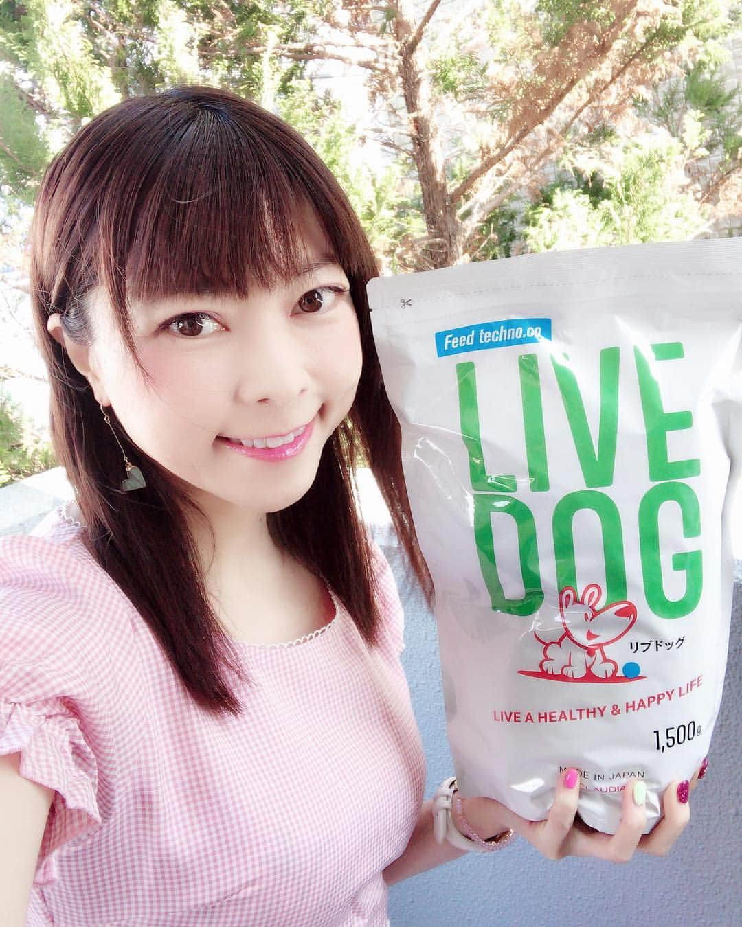 DJ MIYAさんのインスタグラム写真 - (DJ MIYAInstagram)「やっほぉ☆彡今日から4月だね♪💓 令和💓💓💓 犬と一緒に暮らしている皆さんに知ってほしい～♪ .  人間も、100年生きる時代と言われていますが、わんちゃんも、20年間元気に生きることを願って開発された  ドッグフード「リブドッグ」（LIVE　DOG）が本日発売になったよぉ♪ . .  1日でも長く愛犬と暮らすために、クラウディアが東京大学と共同開発した「リブドッグ」は、 人間が食品として食べられる食材だけを使用した純国産ドッグフード。 . .  州産の若鶏を中心に、 国産100％の雑穀米と野菜を使用しています。 . .  愛犬が元気に生涯を送るために、コラーゲンを作る「パディナ」を配合した骨活をサポートする総合栄養食です。 . 【4月1日から発売】  マルタ島で採取される海藻「パディナ」に着目！  コラーゲンを生成するのだそうです♪ .  なんか、美味しそうだし～～、わんちゃんの健康にも良さそう～～！！ . .  ぜひワンちゃん飼っている方、チェックして下さいね～！！！ リブドッグ 価格 4,800円💓 .  http://cp.claudia.co.jp/d/livedog . .  #PR #リブドッグ　#クラウディア通販　#東大と共同研究 #わんこ生活　#愛犬　#ドッグフード　#ペットショップ　#ペットフード　#新商品 #わんすたぐらむ　#わんこ　#犬　#イヌスタグラム　#イヌ　#犬のいる暮らし #東京大学　#犬好き　#ワンコ　#lovedog #わんこ好き　#ワンちゃん　#ライフスタイル #骨活　#コラーゲン  #インスタグラマー #インフルエンサー #ブロガー #ファッション好き #ファッションブロガー」4月1日 22時00分 - dj_miya