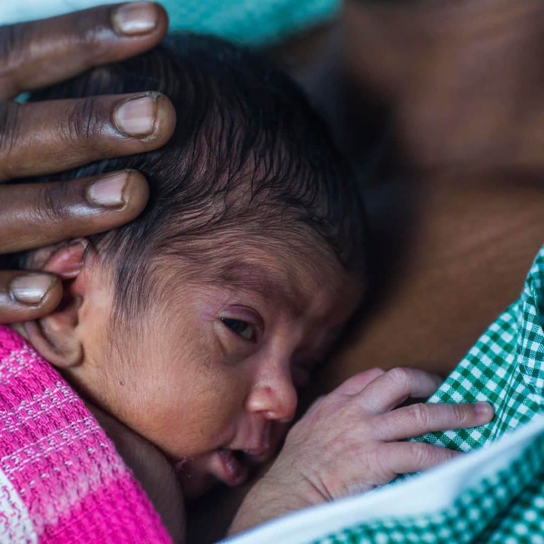 unicefさんのインスタグラム写真 - (unicefInstagram)「Safe and snug in mother’s arms. This little one is being cared for at a UNICEF-supported Special Newborn Care Unit (SNCU) in Uttar Pradesh, India. The facility has special equipment and expert staff to help deliver some of India’s smallest and sickest babies. In 2008 there were fewer than 20 SNCUs countrywide. Today, close to 1 million babies are treated in more than 700 SNCUs in India every year. © UNICEF/UN0281064/Vishwanathan #EveryChildALIVE」4月1日 21時55分 - unicef