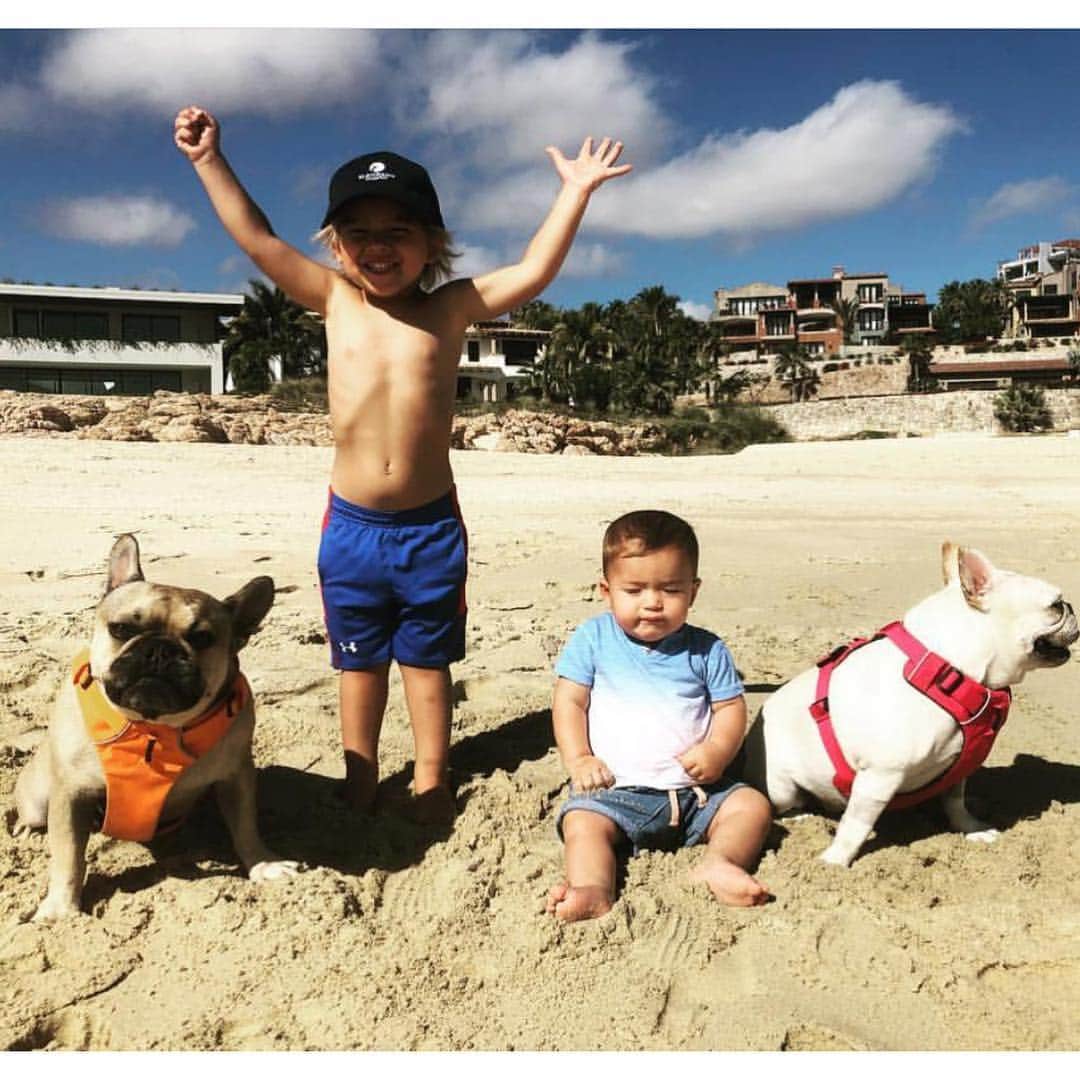 E! Onlineさんのインスタグラム写真 - (E! OnlineInstagram)「Baby #3 is on the way for Olympic G.O.A.T, Michael Phelps & his wife. Swim up to the link in our bio for more on this adorable family of five! 🏊‍♂️ (📷: @m_phelps00 @mrs.nicolephelps)」4月1日 21時57分 - enews