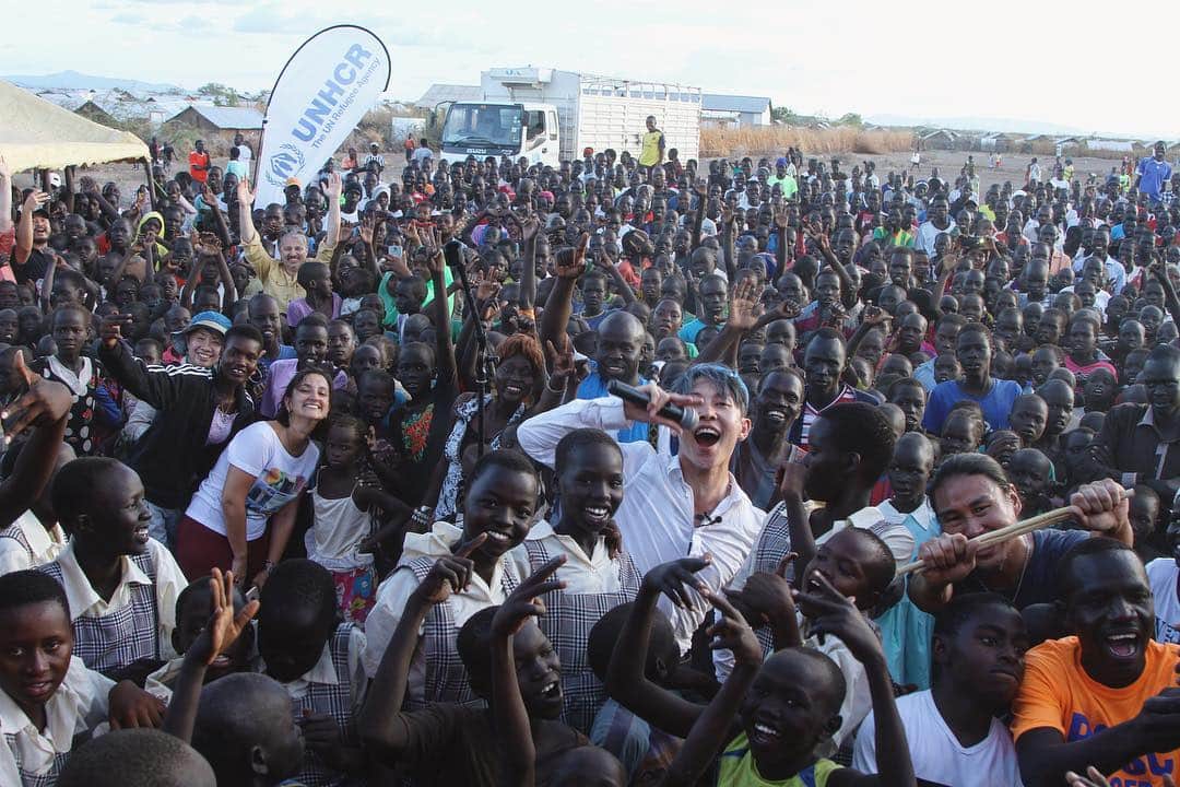 雅-MIYAVI-さんのインスタグラム写真 - (雅-MIYAVI-Instagram)「Jambo! We rocked together in KAKUMA refugee camp in Kenya. Just WOW. I was blown away by the way the entire community are trying to find a new way of coexistence with refugee the host communities. We understand that it’s hard and there are still many problems and obstacles but I saw the future and hope there, with the progress they’ve made. Even if it might take time, as long as we keep supporting them, I believe that it’ll happen someday. Also had an unforgettable experience with such talented musicians & athletes in the camps. Yes, KAKUMA, you’ve got talent. We were all amazed and moved to witness how strong you can be once you found your talent no matter what situation you are in and how independent you are trying to be with your own skill and talent. Really strong. Big respect to all the UNHCR staff, the national government of Kenya, the county government of Turkana which is led by awesome Governor Nanok and everyone who supports them including generous host community members. Again, KAKUMA, Thank you for having us and showing us the way you are. We stand with you. ジャンボ！UNHCR 親善大使として、ケニアにあるカクマキャンプへ行ってきました。おびただしい数の問題が山積みの難民問題の中で、このキャンプで見たものは「共存の道への第一歩」でした。地方自治体の理解と強力なサポートのもと、難民を受け入れることによって、地元住民へ還元できる仕組みづくりの強化。そしてカクマの才能溢れるミュージシャン達との交流は忘れられない体験となりました。難民というイメージを完全に吹き飛ばすパワフルでクオリティの高いパフォーマンス。どんな状況でも才能さえ磨き続ければ、自分に自信と誇りを持ち、強くなれる。彼らの生きている状況は過酷です。楽器がない。披露する場所もない。仕事もなければ、自分たちの住む街から外出する許可さえもおりない。その中で歯を食いしばって、上だけを見て、自分の才能を信じ磨き続けている彼らの生き方に心打たれました。コンサート当日は、地元のキッズ達も交えて、音楽を通じて、一緒に歌って、一緒に踊って、言葉の壁も文化の違いも全部超えて、一つになりました。皆がそれぞれ手を取り合った瞬間、また新しい未来の景色が見えた気がしました。彼らは力強く生きている。だからこそ、その灯火を消さないようにしなくてはいけない。ひきつづきサポートしていきたいと思います。ケニア政府、UNHCRスタッフの皆、そして今回も来てくれたボボくんも、本当にありがとう。心強かったです。お疲れ様でした！また近いうちに皆さんとシェアできればと思います。#Repost @miyavi_news ・・・ 【Photo】 UNHCR親善大使 #MIYAVI が訪れているケニアのカクマ難民キャンプには、18万人以上の難民が暮らしています。 . 今回の訪問を心待ちにしていた若者たちが一体となり、心と声を共にし、歌とダンスで盛り上がりました。 . #難民と進むワンステップ #StepWithRefugees . ©UNHCR/Allan Kiprotich Cheruiyot https://twitter.com/unhcr_tokyo/status/1111586083446231040 ©️UNHCR駐日事務所 #unhcrjapan . #withrefugees #kenya #kakuma #MIYAVI_UNHCR 🙆‍♂🙆🏻‍♀️️🙆🏻‍♂️🙆🏽‍♀️🙆🏿‍♂️🙆🏼‍♀️🙆🏽‍♂️🙆🏾‍♀️🙆🏼‍♂️🙆‍♀️🙆🏾‍♂️」4月1日 22時10分 - miyavi_ishihara
