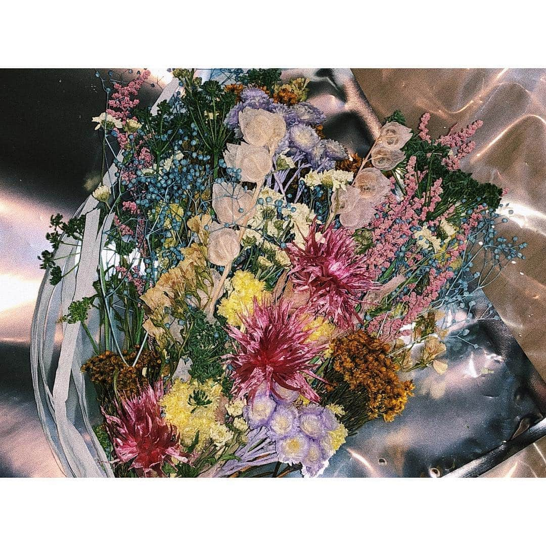 松尾レミさんのインスタグラム写真 - (松尾レミInstagram)「伊勢丹とコラボしたThe Flowersや、ALL OF USのジャケで一緒に作品を作った大好きな篠崎さんのedenworksにやっと行けたー！今日はpharmacyへ◎春の妖精をテーマにドライフラワーをつくってもらったよ🧚‍♂️🧚‍♀️おかわ！店員さんもみんな素敵。」4月1日 22時10分 - remimatsuo