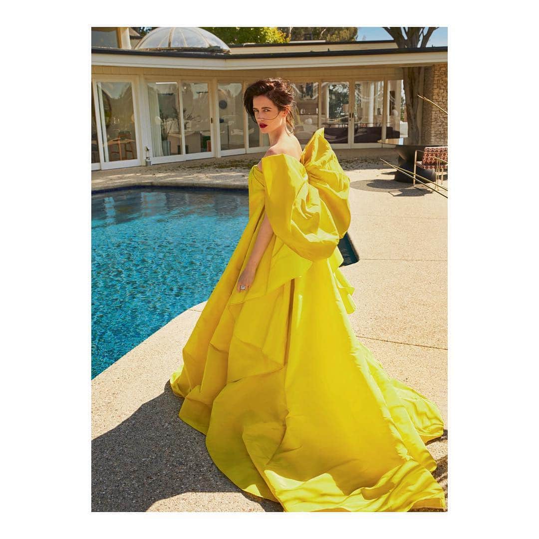 エヴァ・グリーンさんのインスタグラム写真 - (エヴァ・グリーンInstagram)「"I don't know. You need to find the right person. And I hate planning. In three months I might be on a job. Or I might be dead tomorrow." - Eva Green on having her own family  #EvaGreen by © @hudsonphoto for @eveningstandardmagazine (March 29, 2019)  Styling: @nicky_yates Interview: Nick Curtis Hair: @hairbyadir Make-Up: @kateleemakeup  Dress: @maisonvalentino haute couture」4月1日 22時02分 - evagreenweb